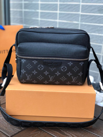 LV OUTDOOR MESSENGER M30233
