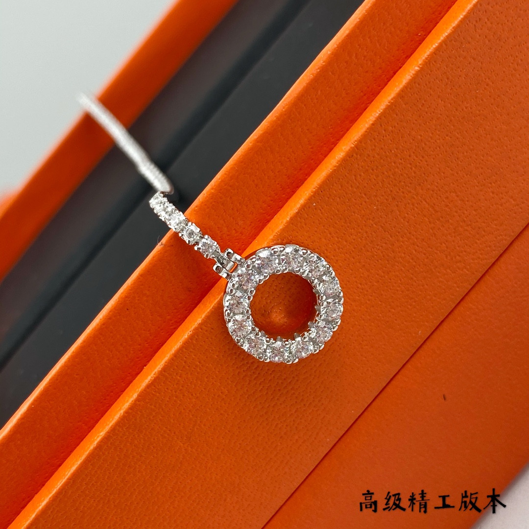 H**me5 ot fully di*m*nd-encrusted bracelet