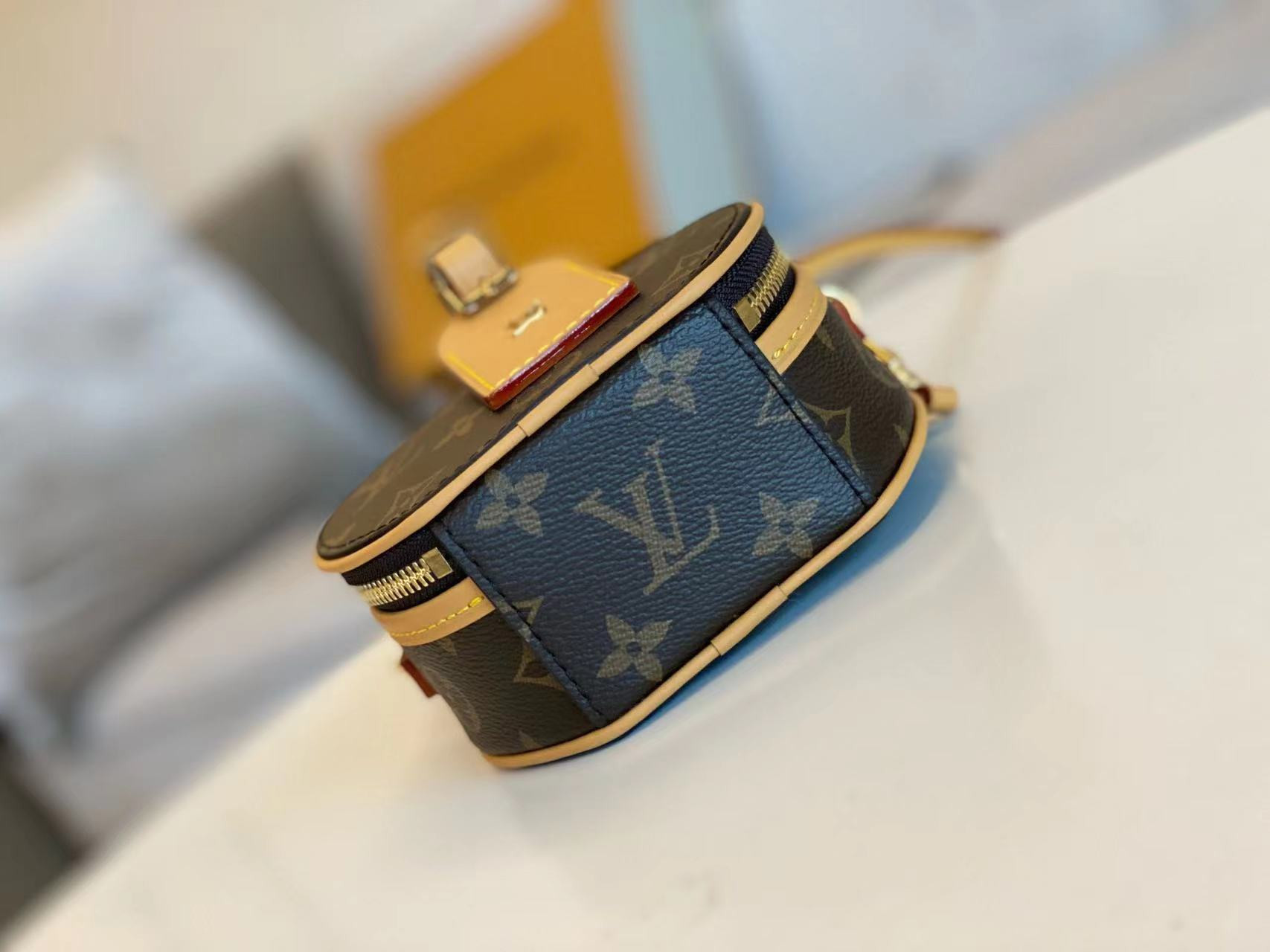 LV Mini Boite Chapeau M44699