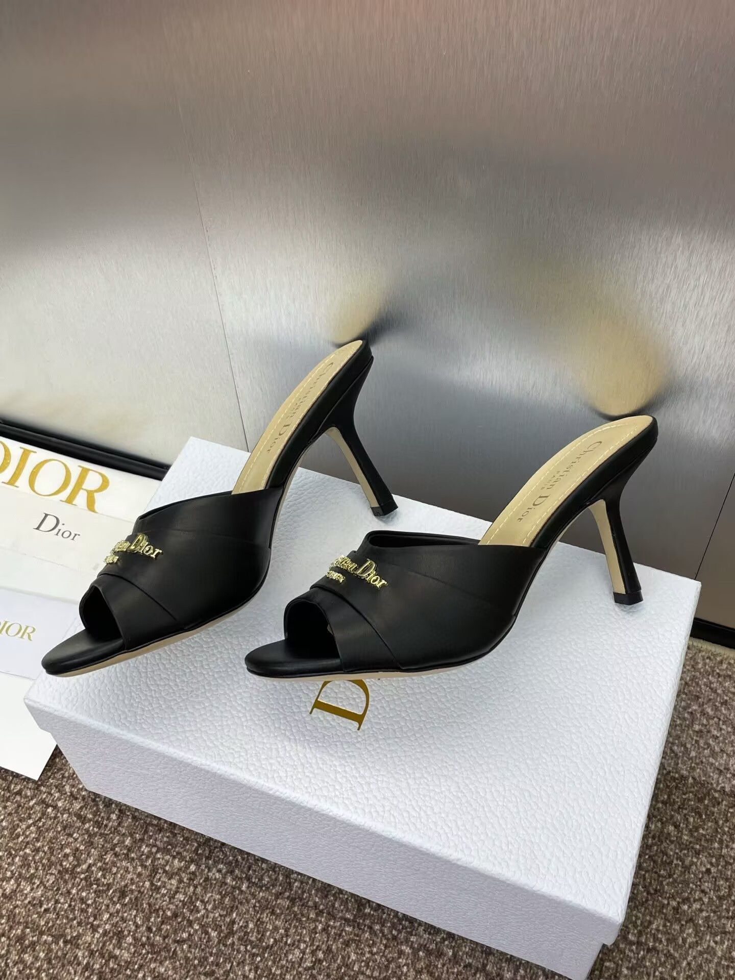 ua D*or heeled slide