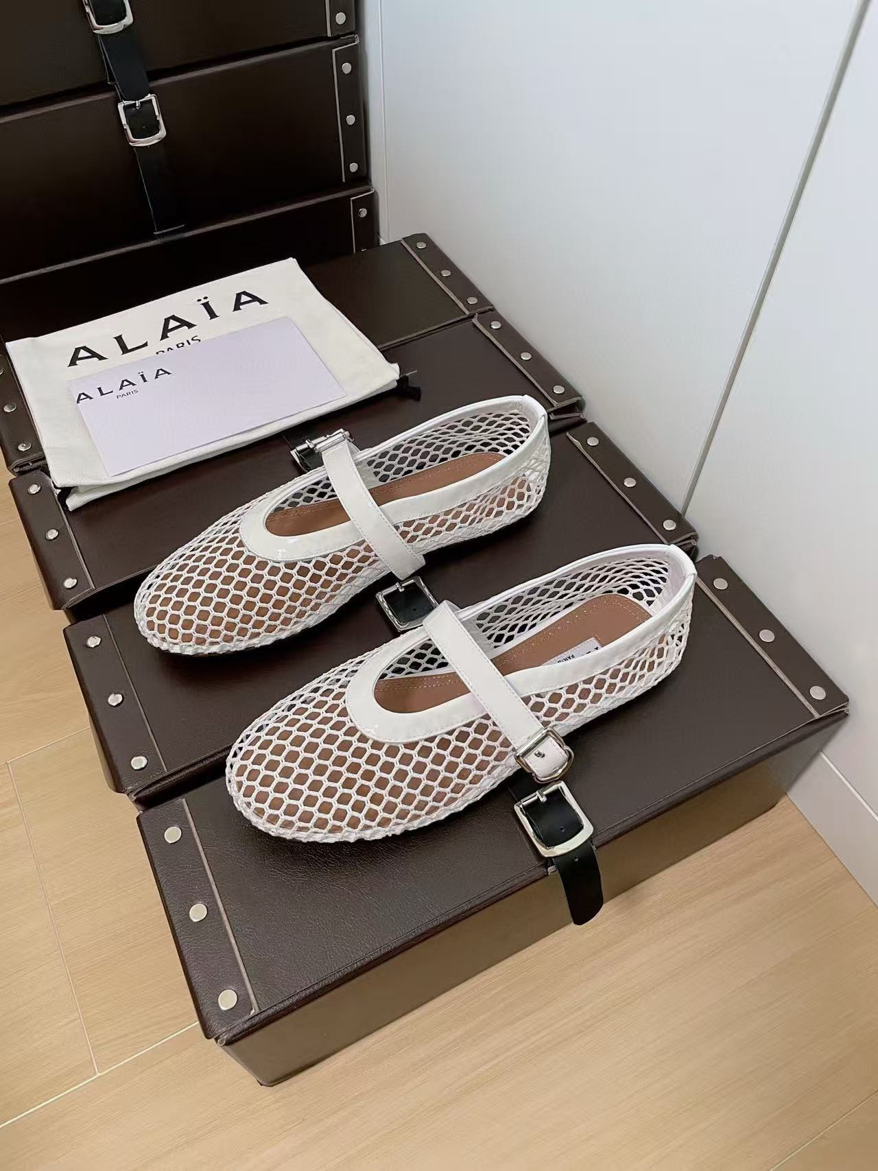 UA ALAÏA BALLET FLATS IN FISHNET