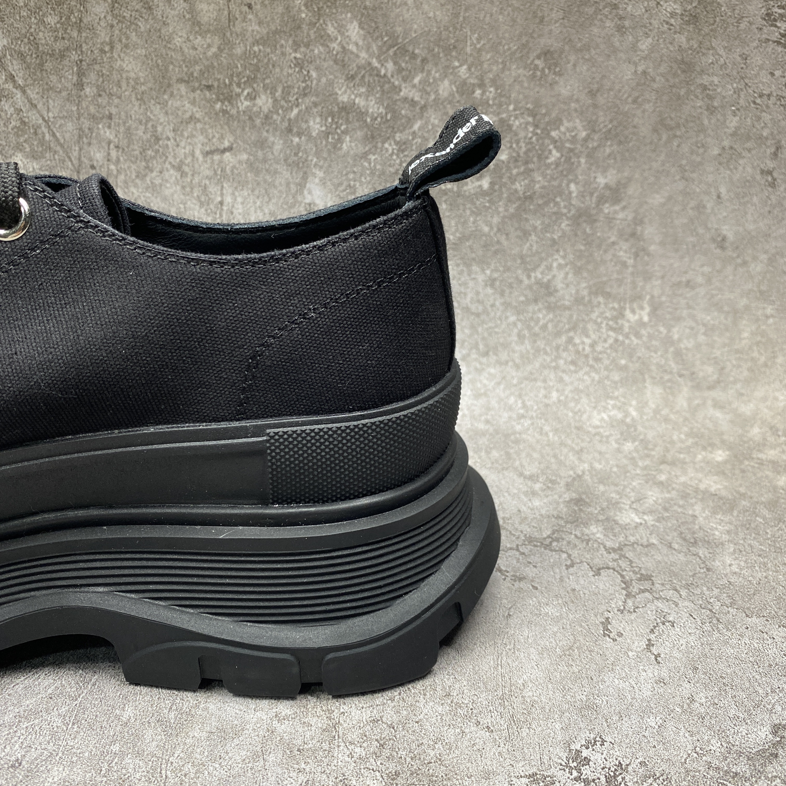 ale*d*r M*Q*en tread slick low lace up black