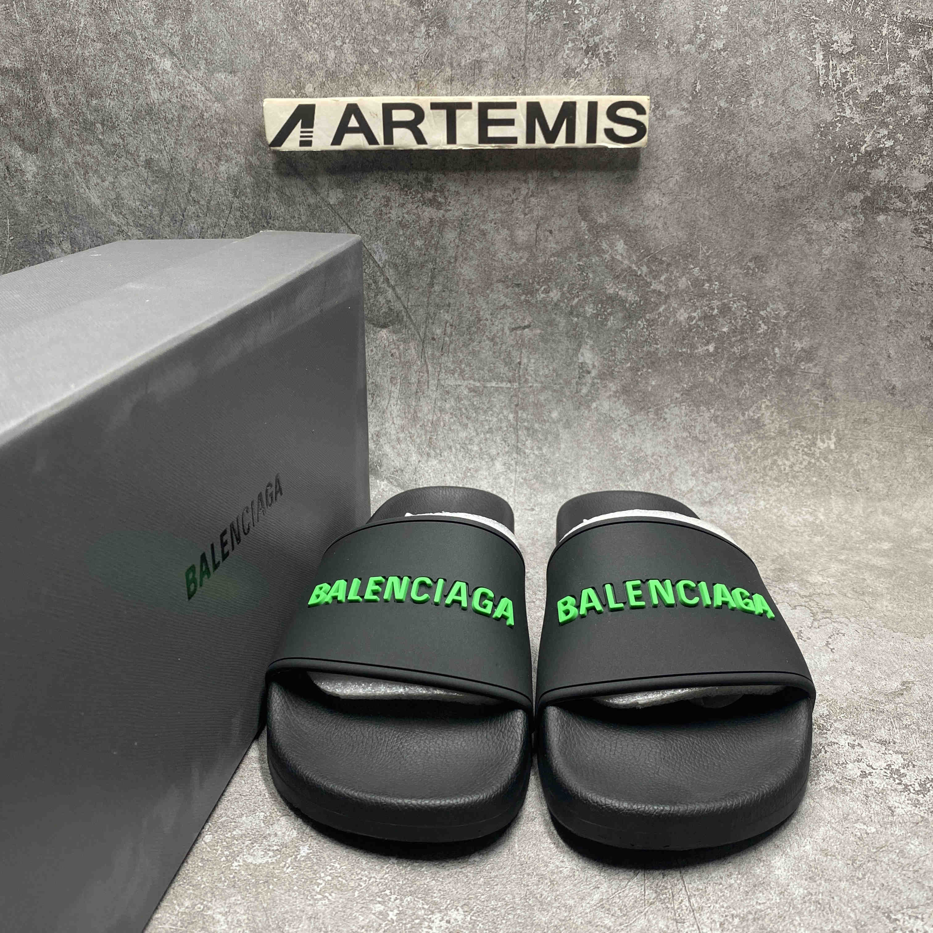 Ba*len*cia*ga pool slide black fluo green
