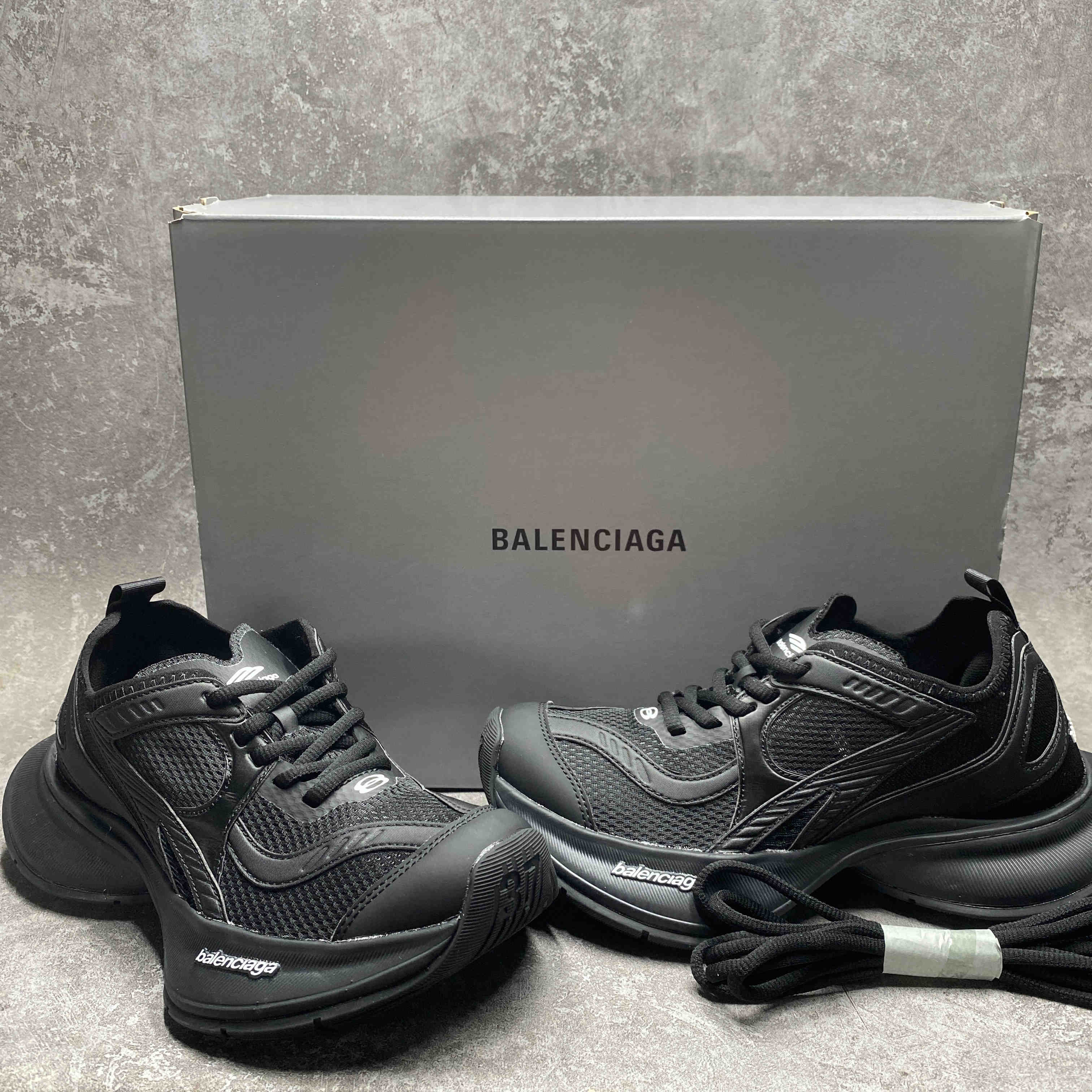 ua Ba*len*cia*ga snkrs black wflgy 1000