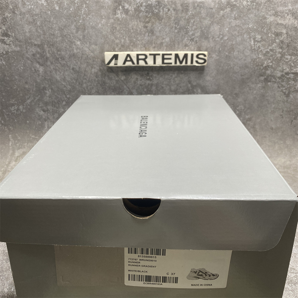 ua Ba*len*cia*ga runner sneaker
