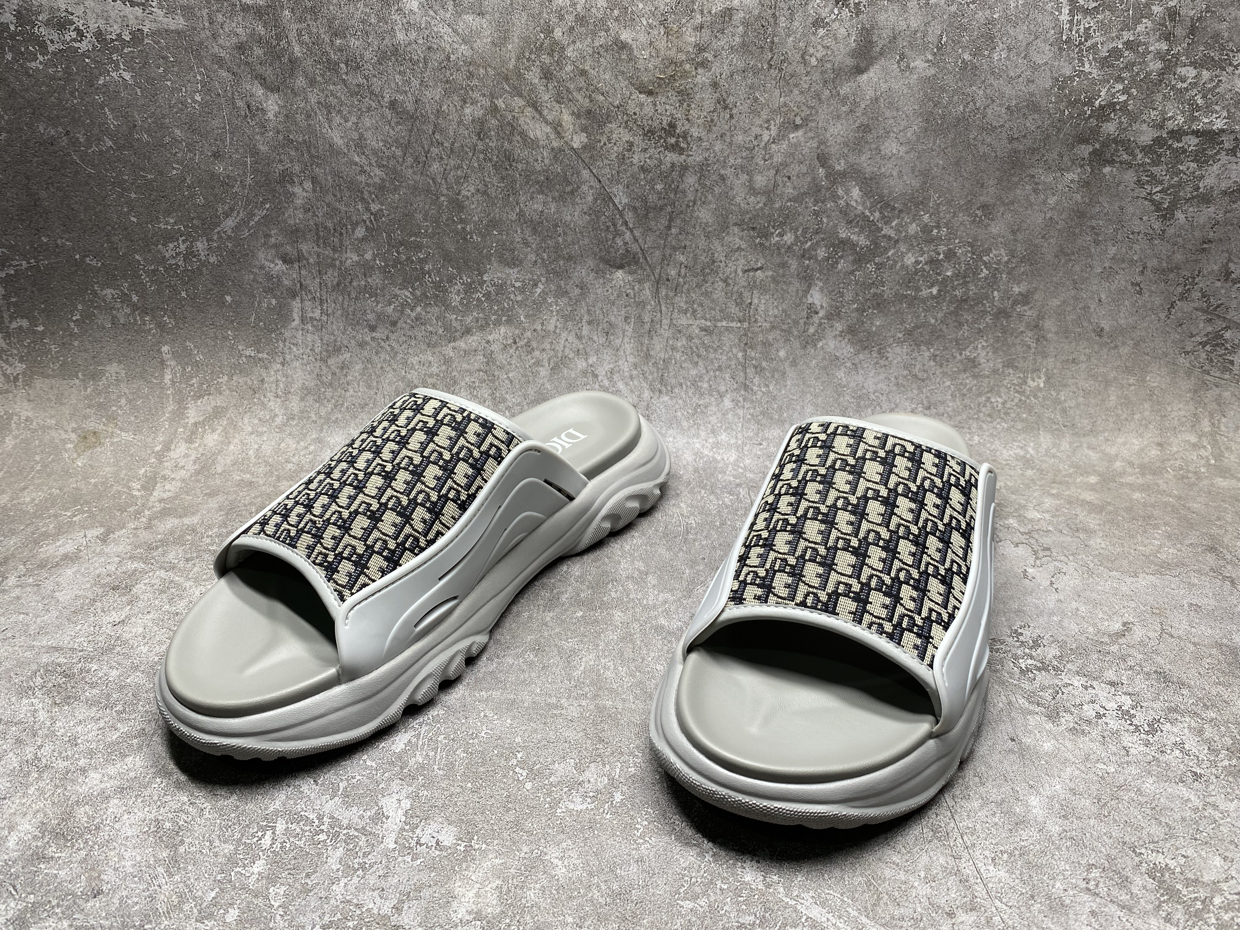 ua D*or sandal