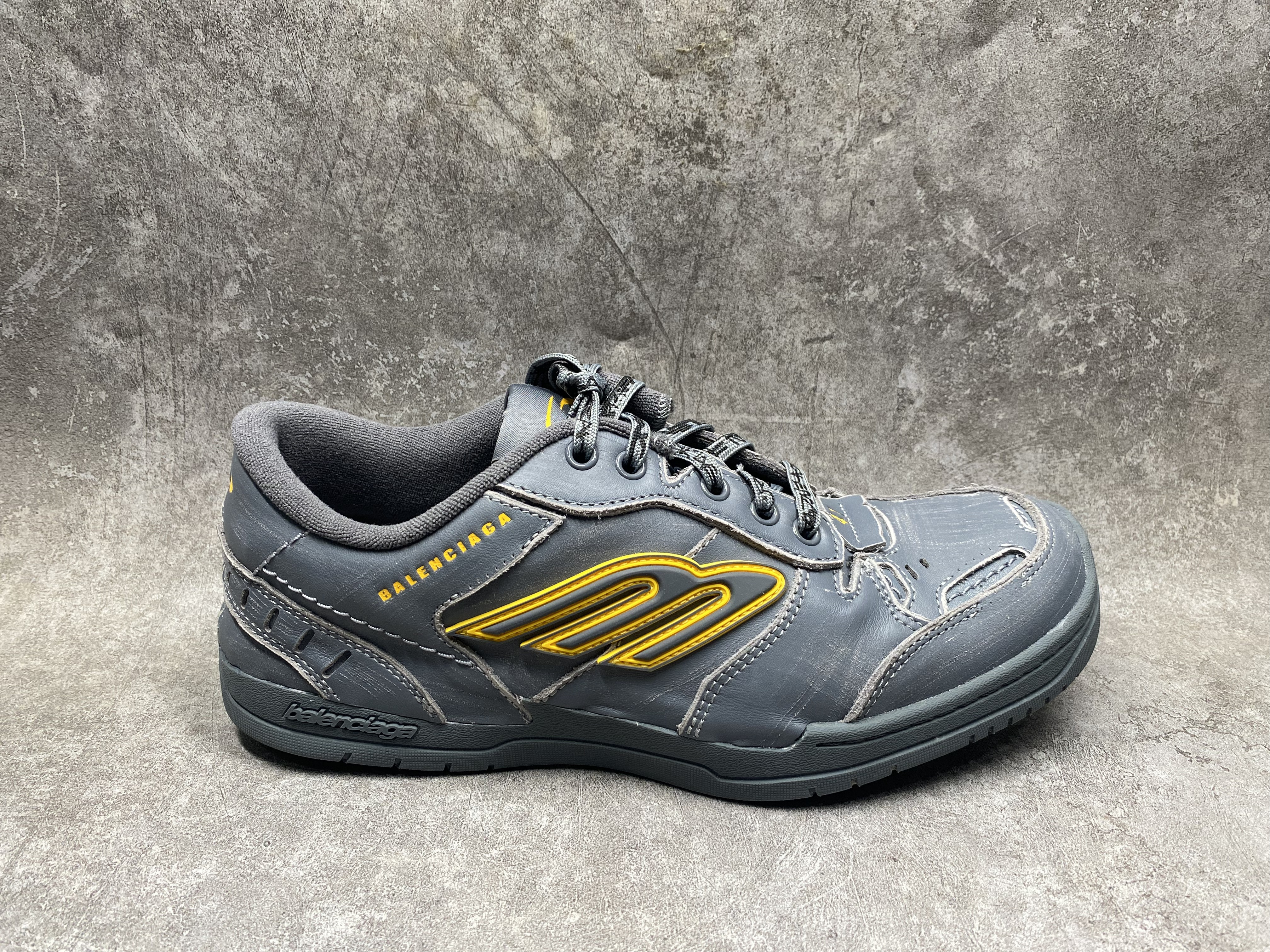 ua Ba*len*cia*ga hamptons worn-out sneaker in grey/yellow(run one size large)