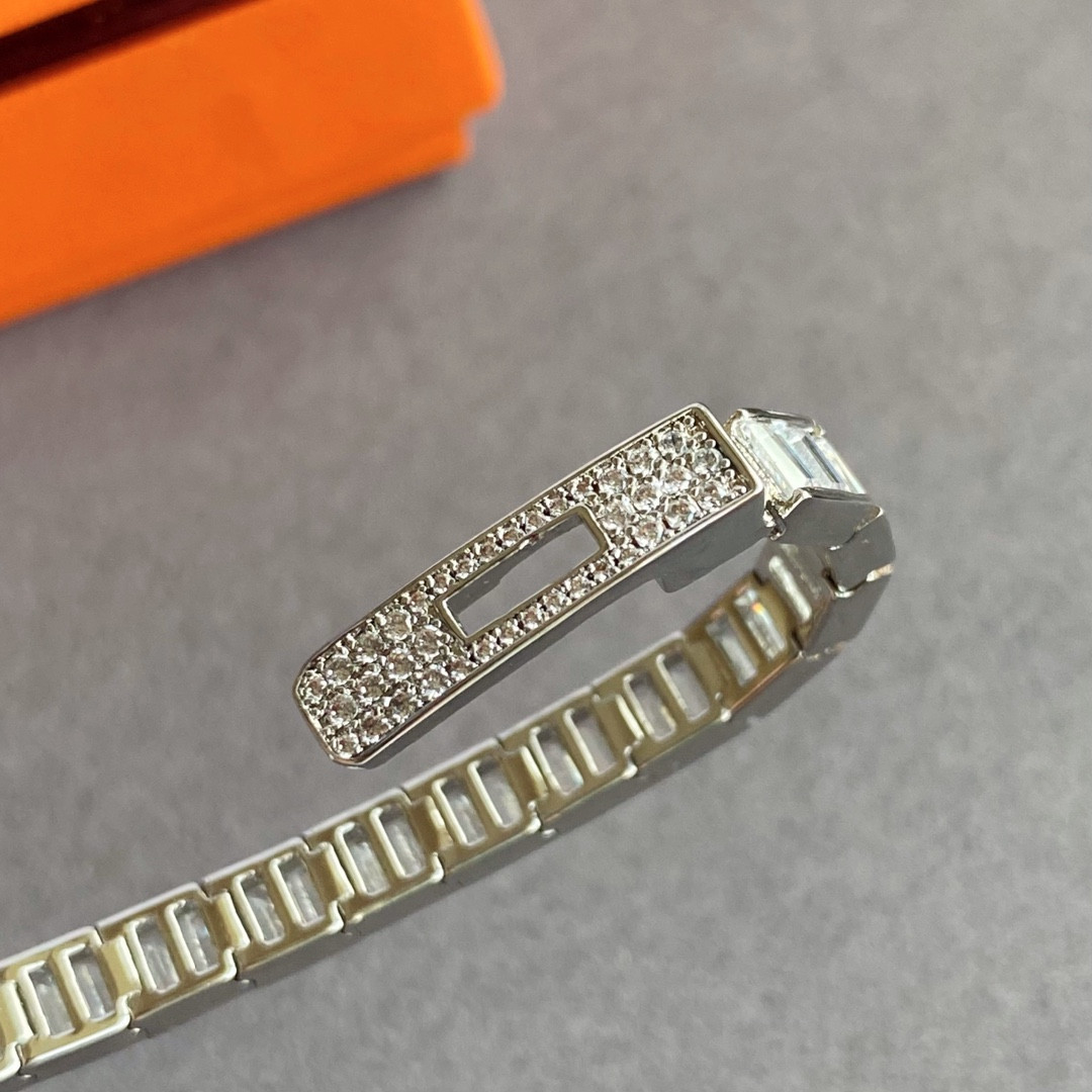 H**me5 button trapezoid di*m*nd bracelet