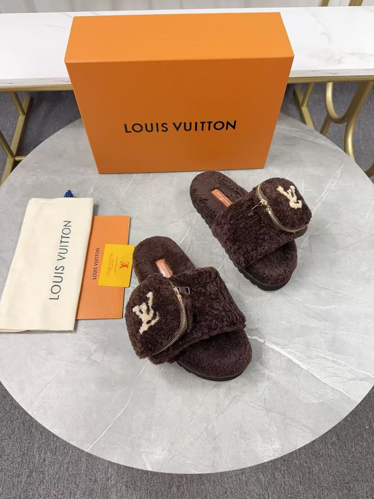 UA LV Slippers