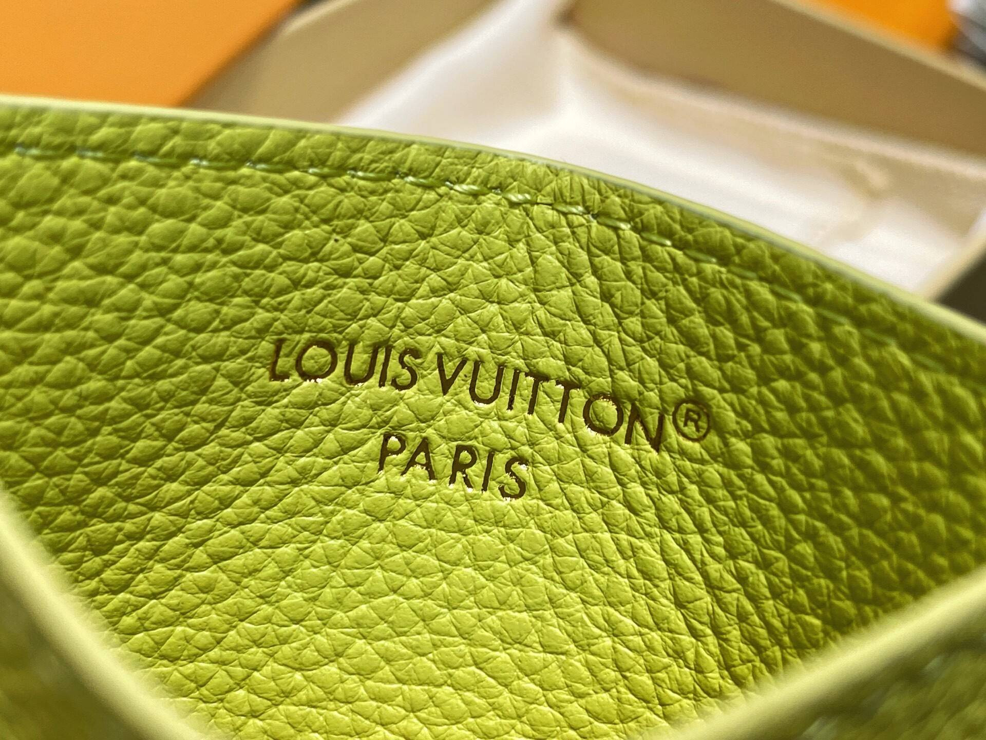 LV Charms Card Holder M13645 10x7x0.3cm
