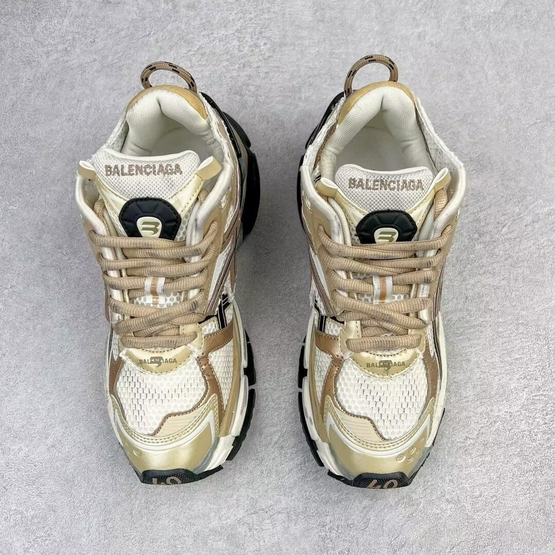 ua Ba*len*cia*ga runner sneaker