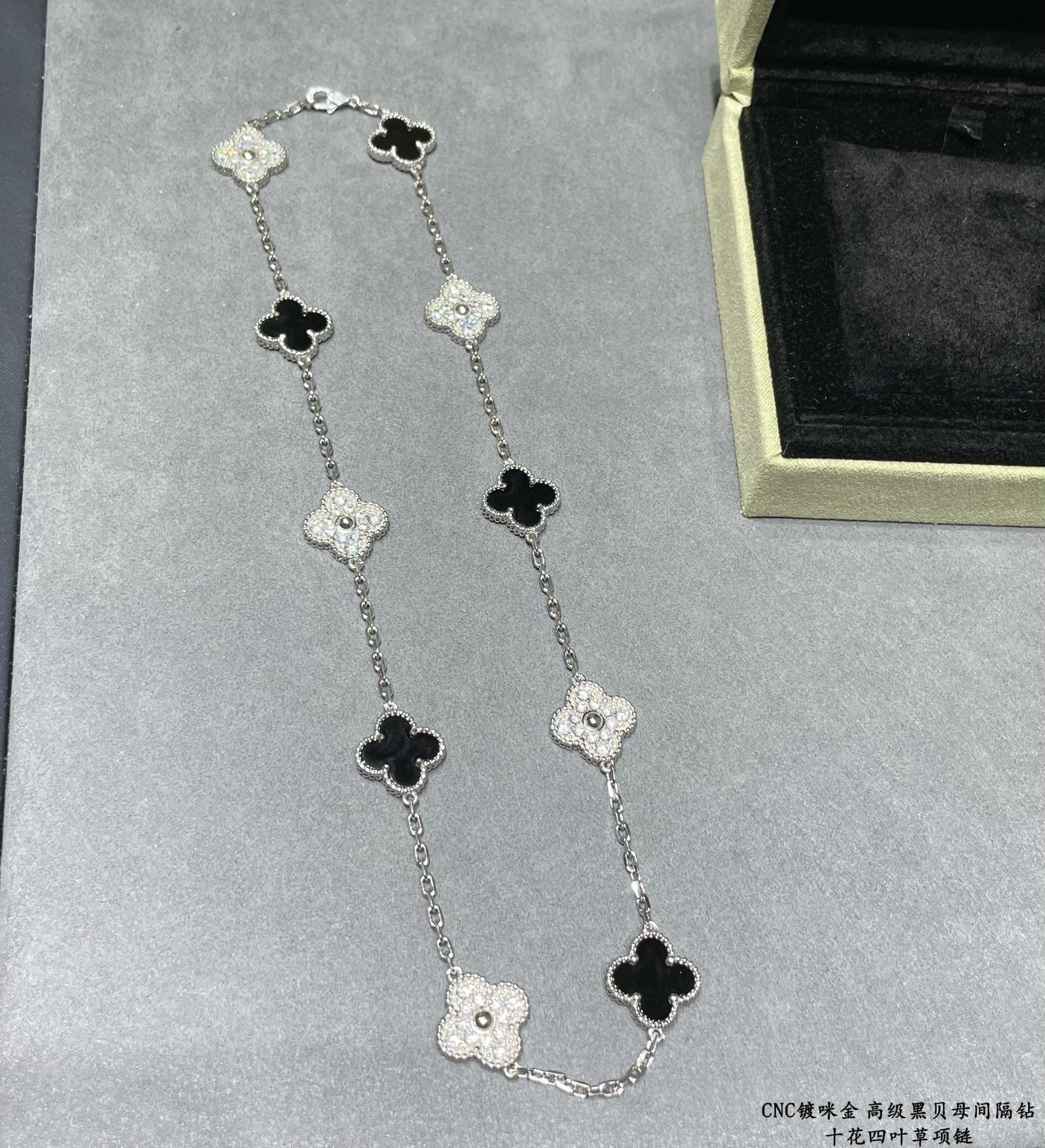 v*n cl*f & arpels high-grade black shell interval Di*m*nd ten flower four-leaf clover necklace