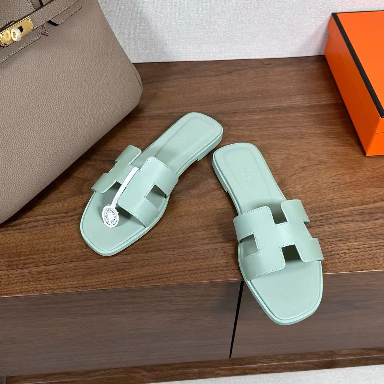 ua H**me5 oran sandal