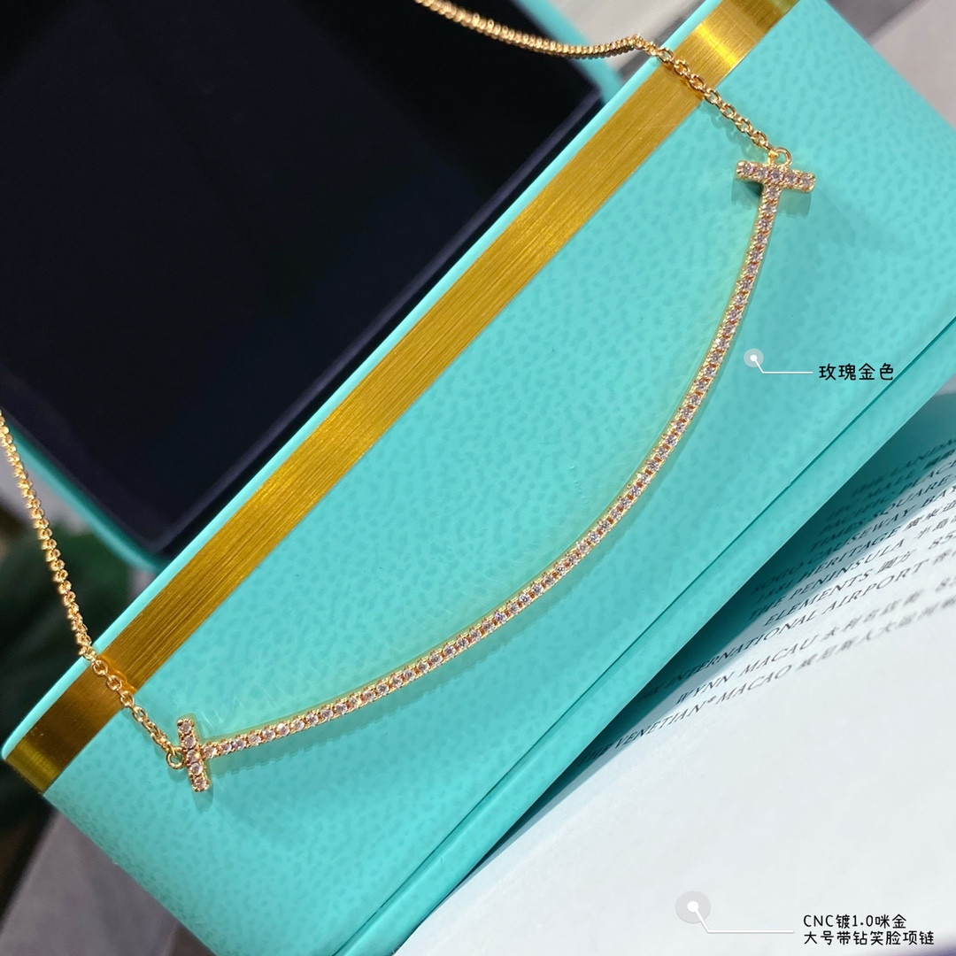 t*f*ny & co. large smile with Di*m*nd necklace