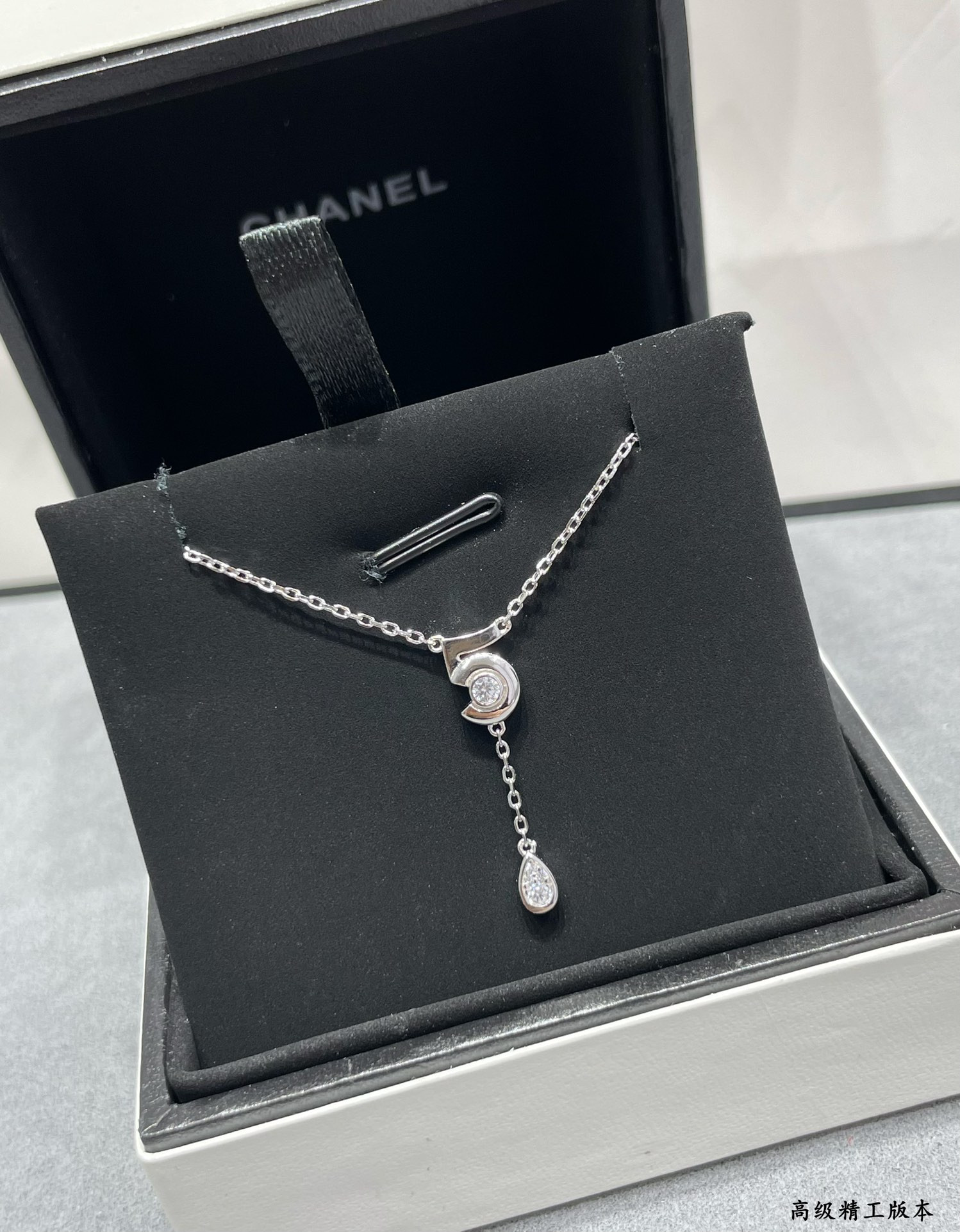 Ch*el 5-words chain necklace