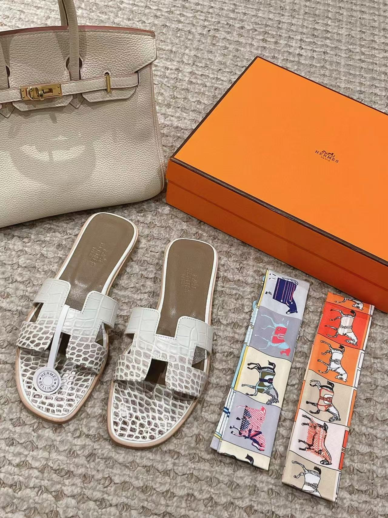 ua H**me5 oran sandal