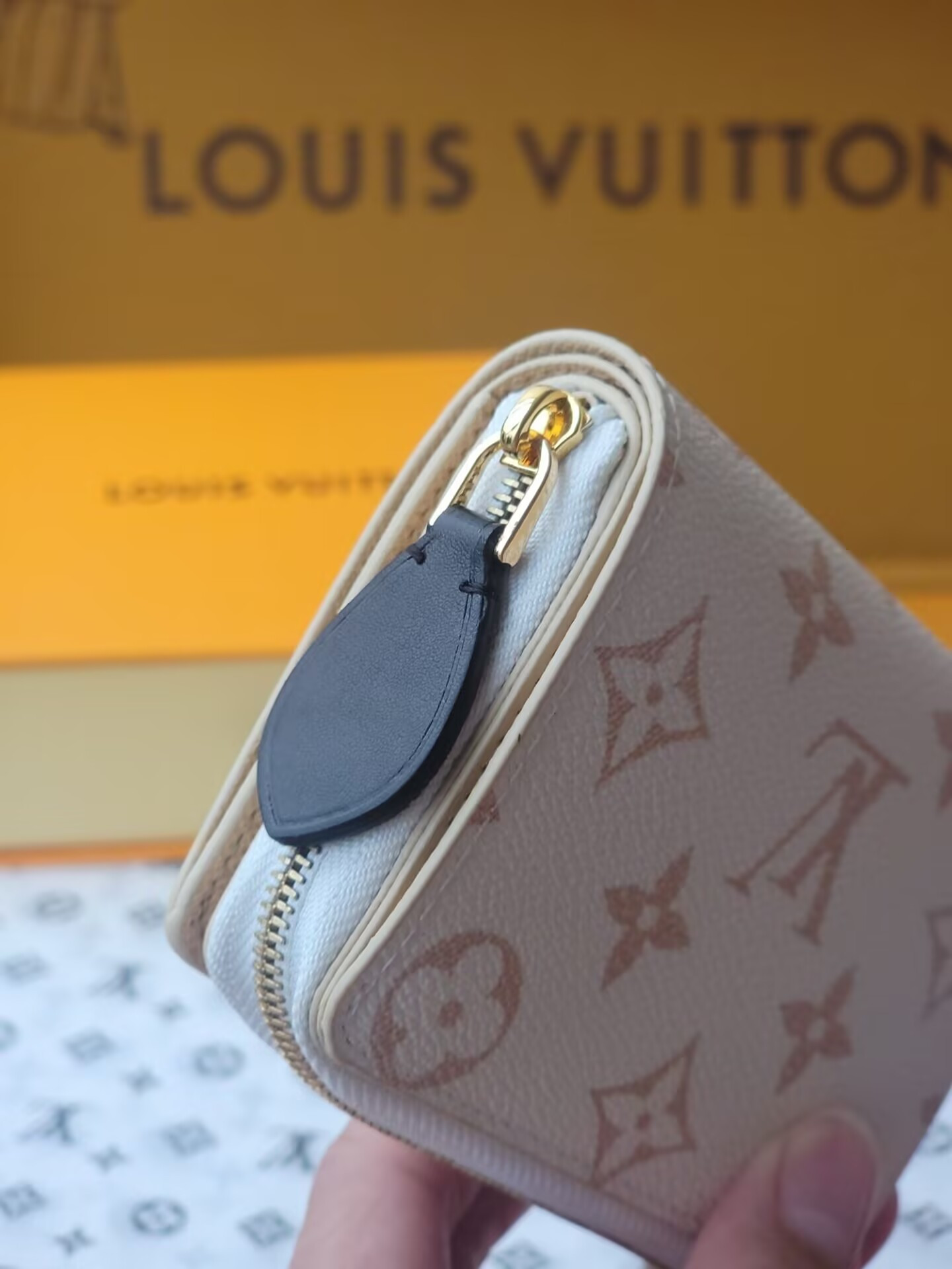 LV Cléa Wallet M22399 8.5x3.5x11cm