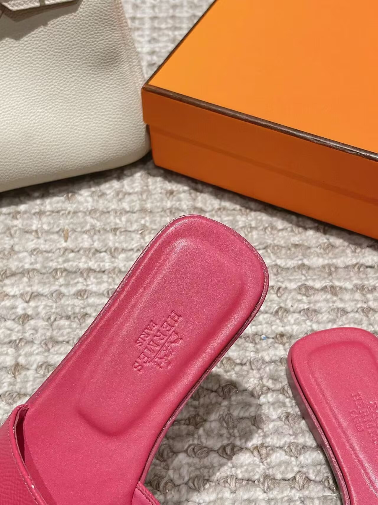 ua H**me5 oran sandal