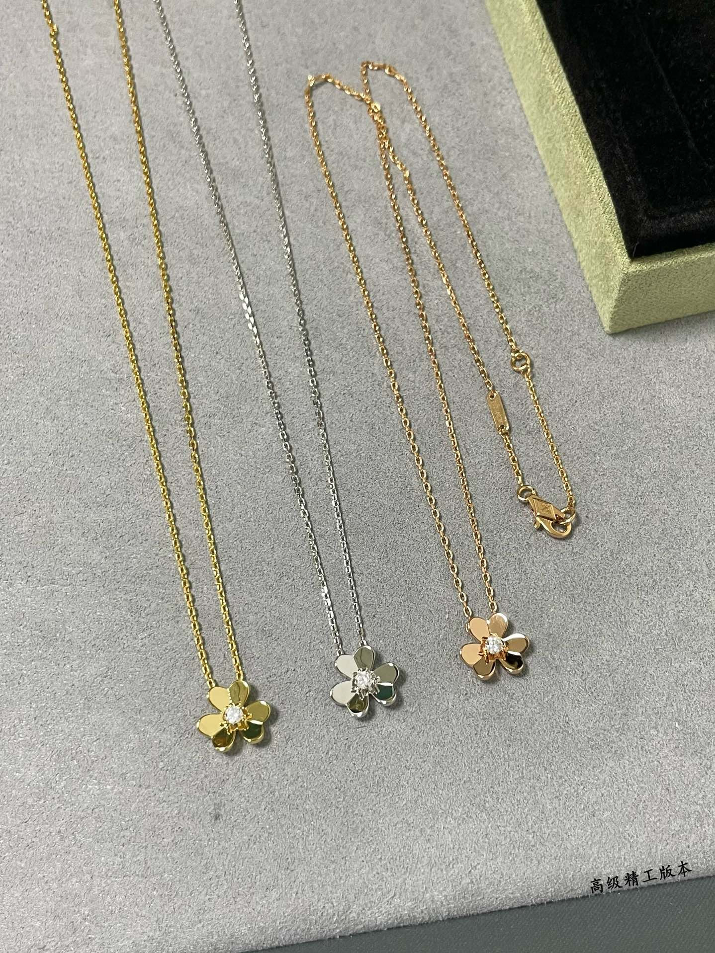 V*N CL*F & arpels mini clover necklace