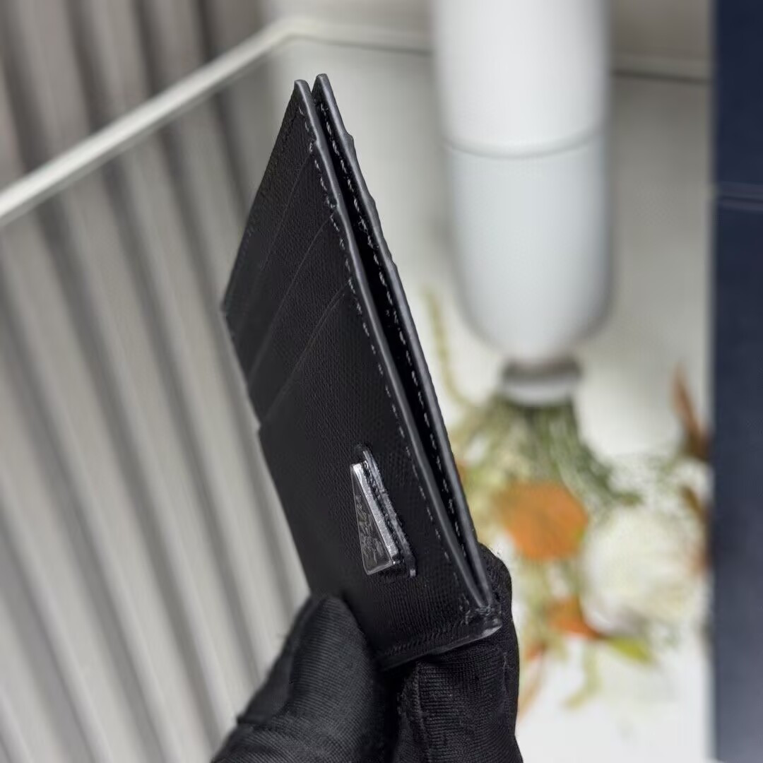 Pra*a card holder