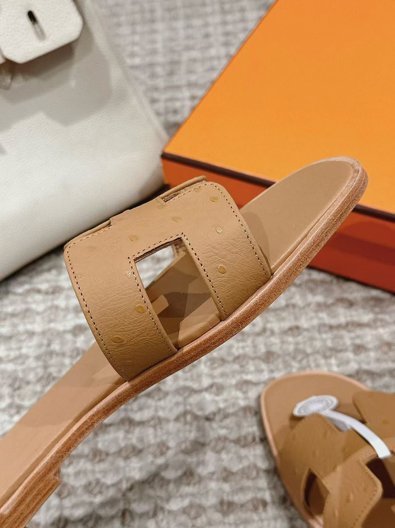 ua H**me5 oran sandal