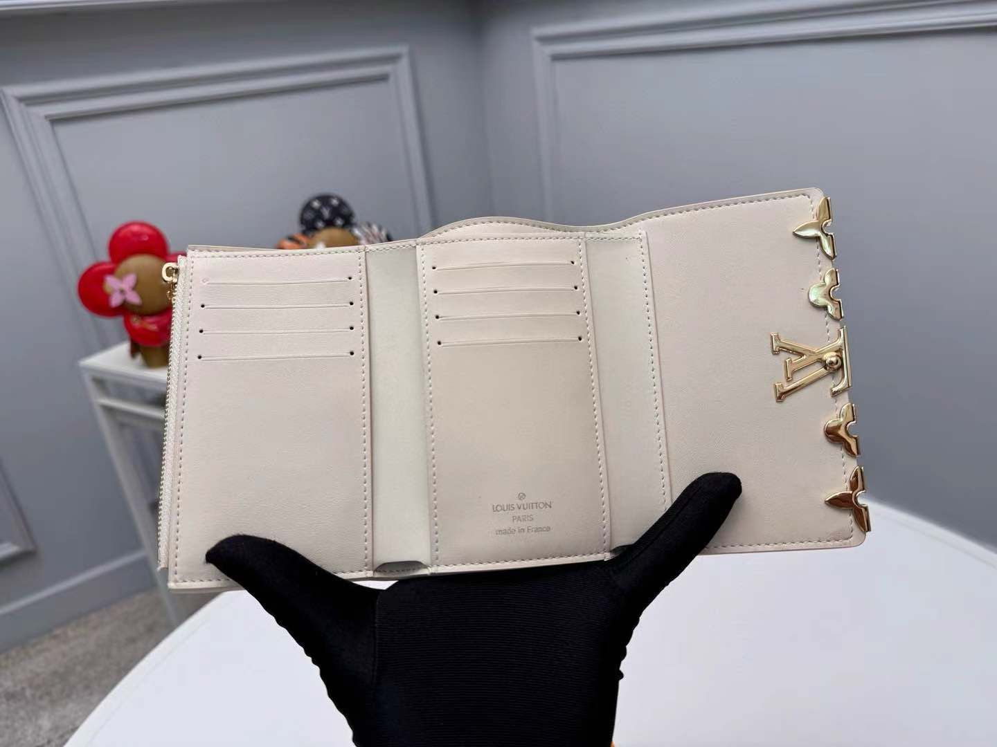 LV Portefeuille Capucines Compact M11363 13.5 x 9.5 x 3 cm