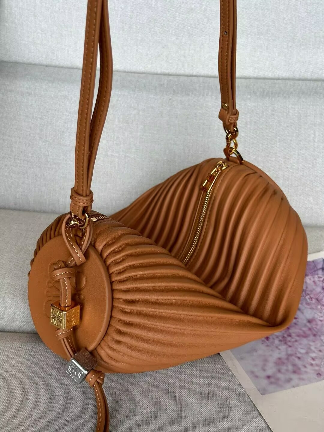 L0ew* bracelet pouch in pleated nappa 25x10x10cm