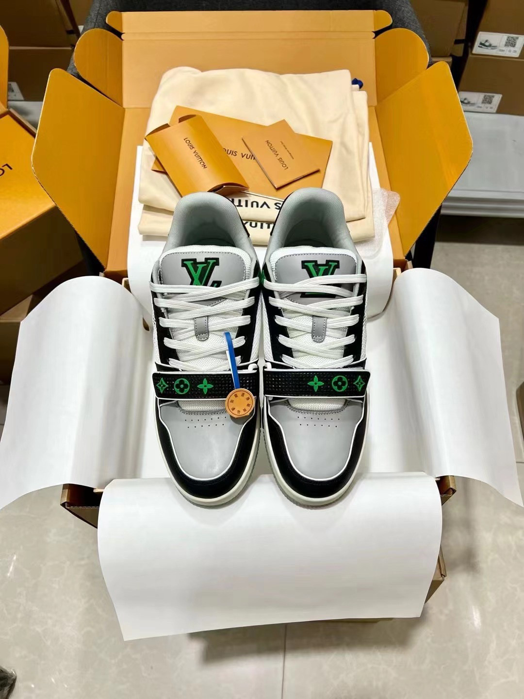 ua l0*is V*t0n lv trainer monogram strap black white green