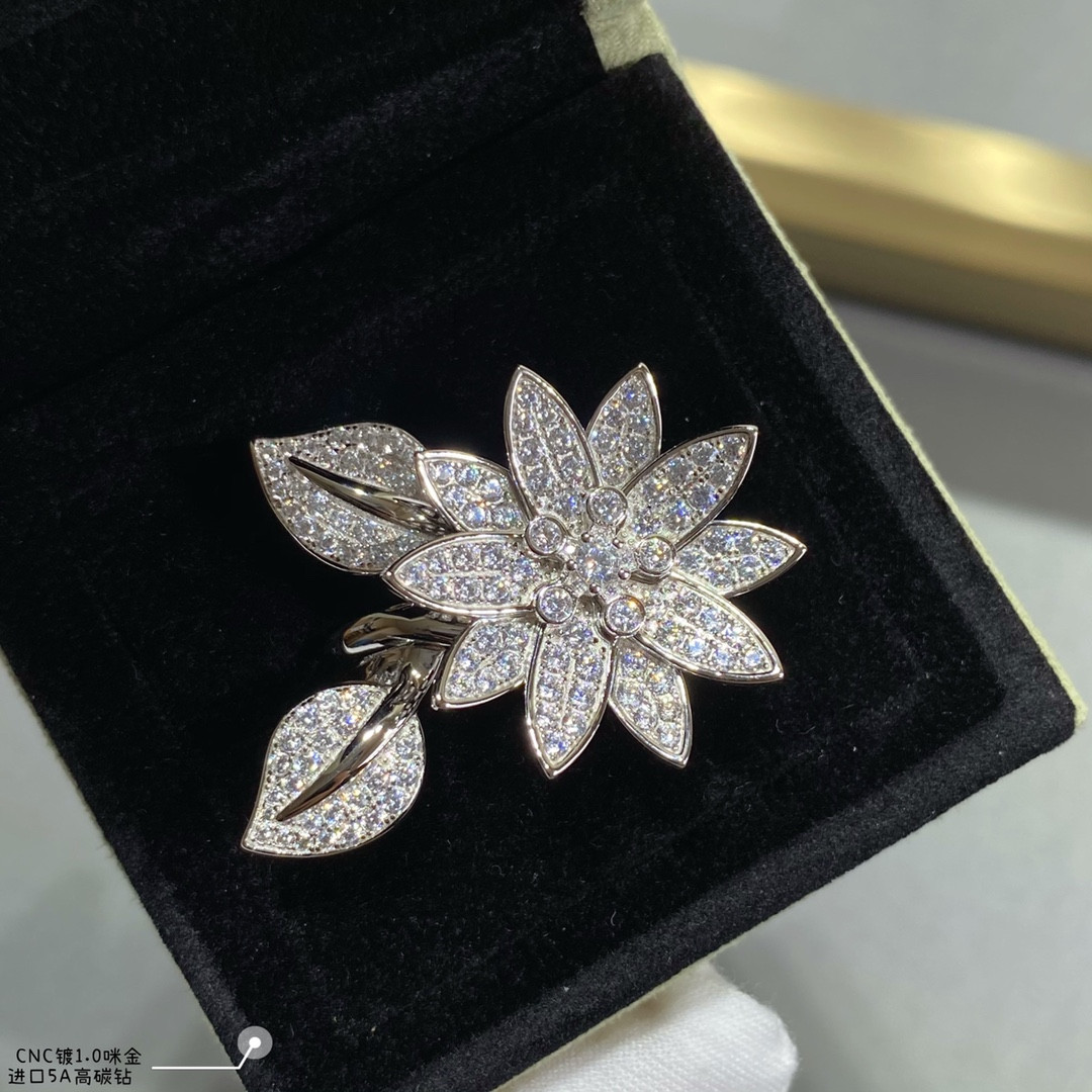 V*N CL*F & arpels lotus ring
