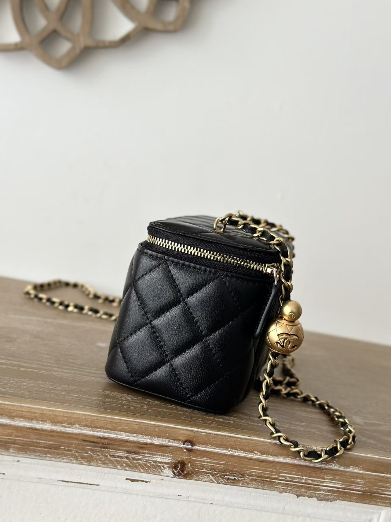 Ch*el vanity with chain 9.5x17x8cm