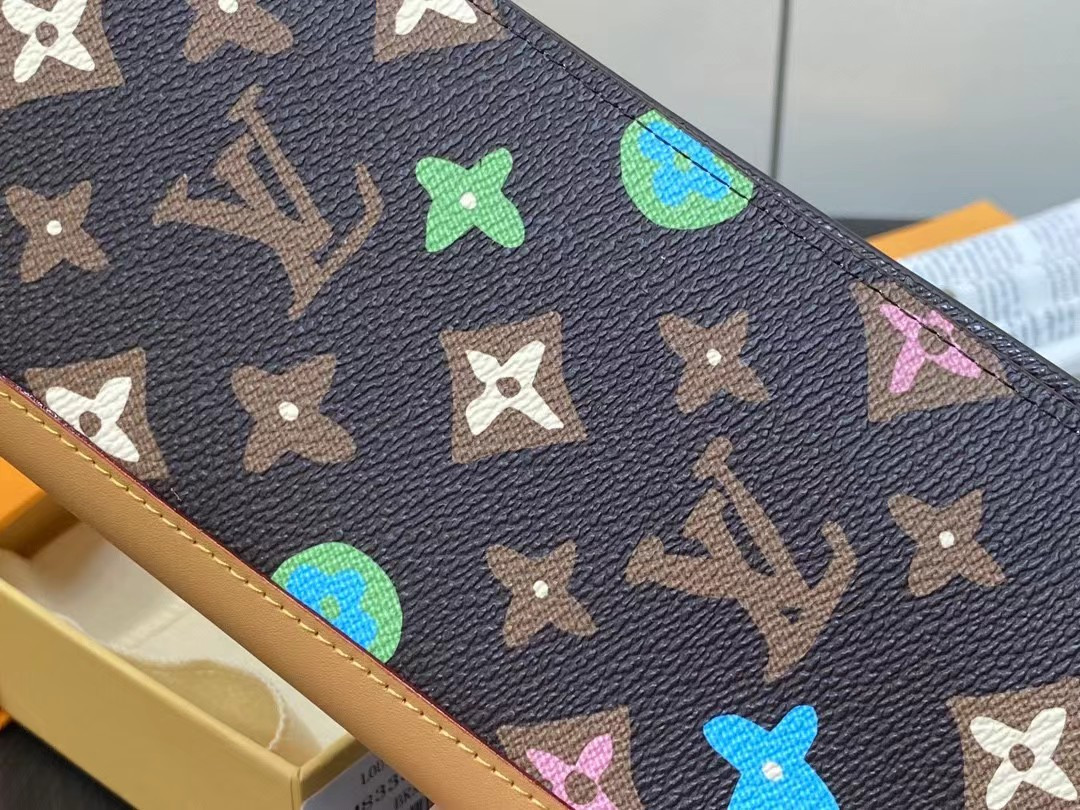 LV KEY POUCH M83335