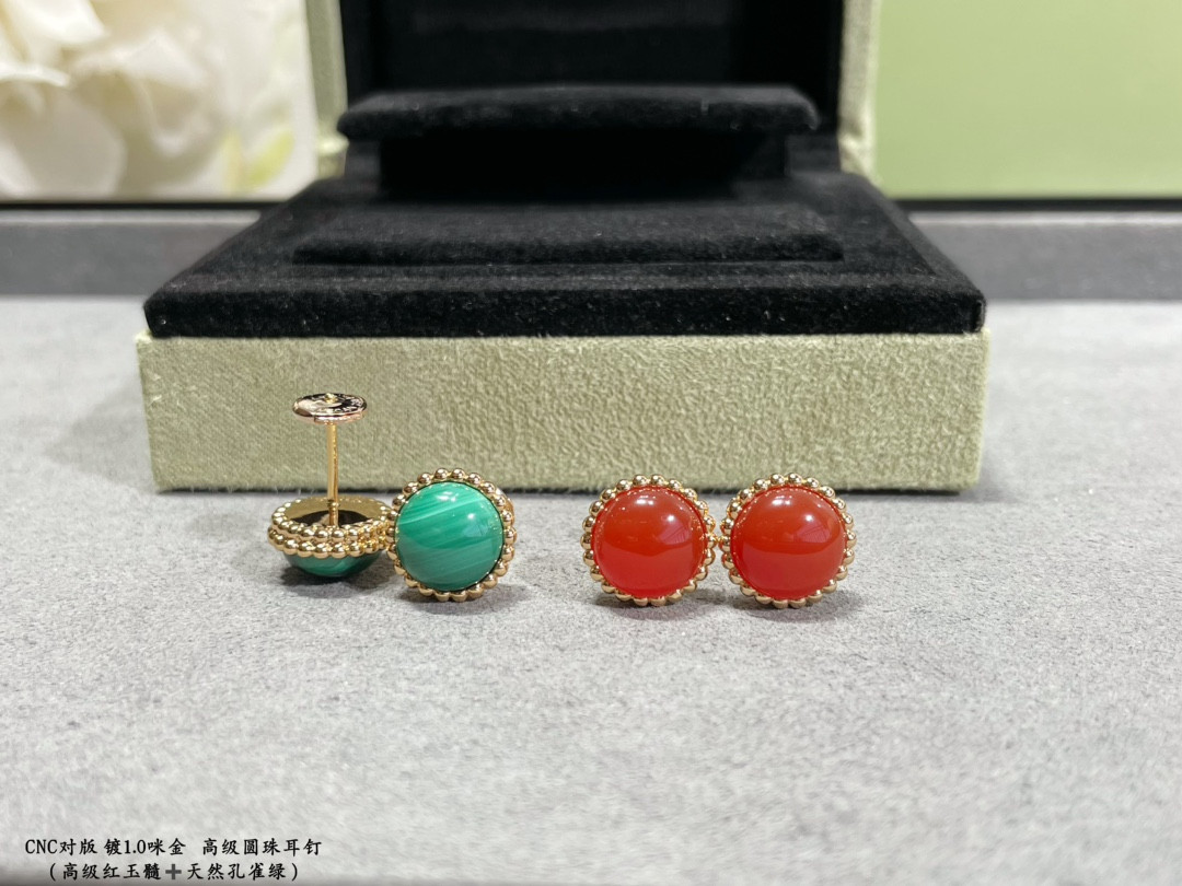 V*N CL*F & arpels bead earrings