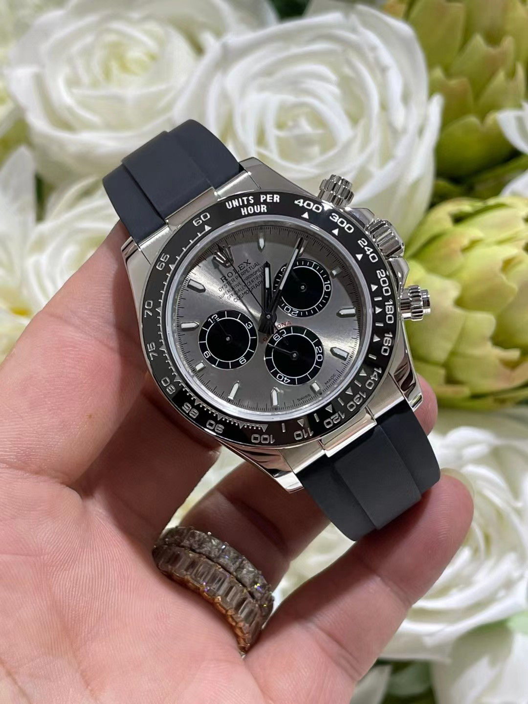 R*l*x watch