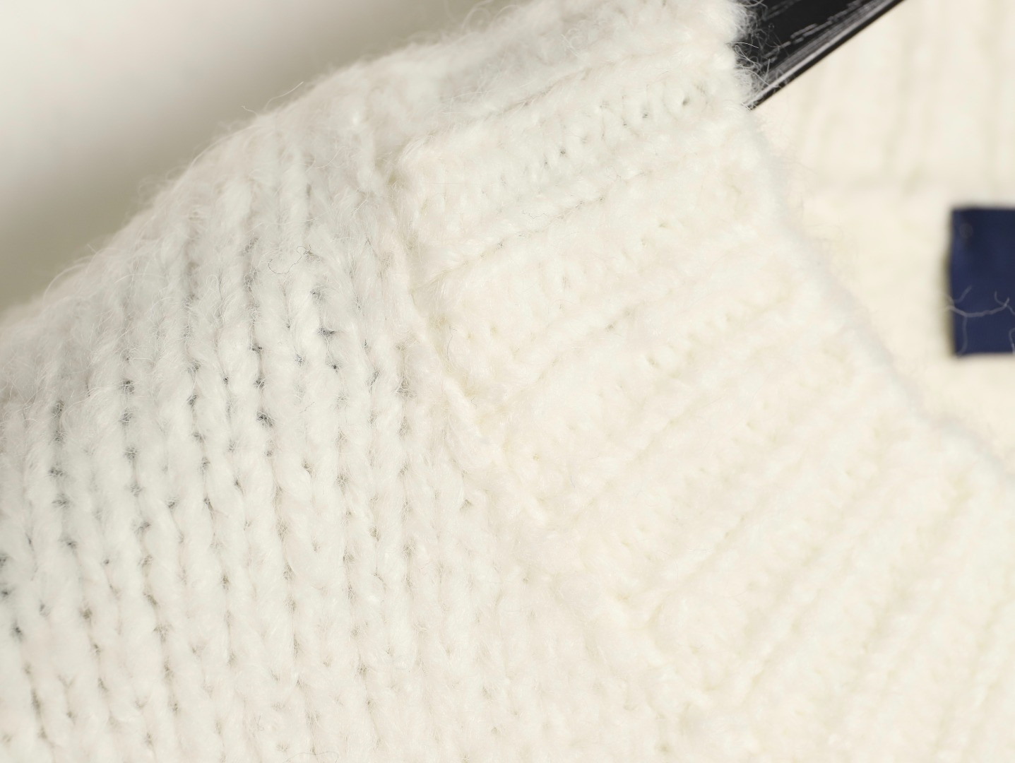 l0*is V*t0n lv knitting sweaters