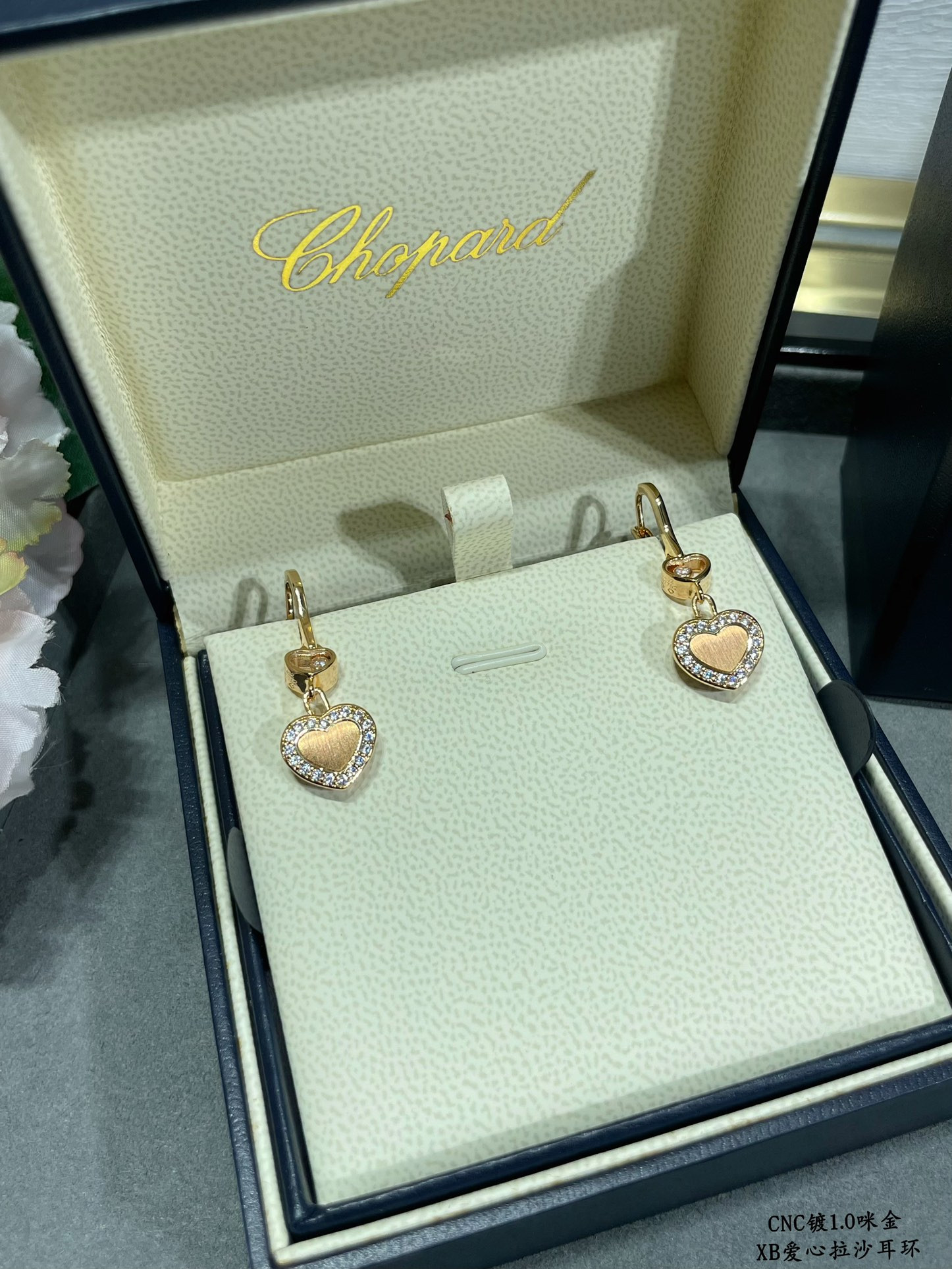 chopard heart-shaped edge Di*m*nd brushed earrings