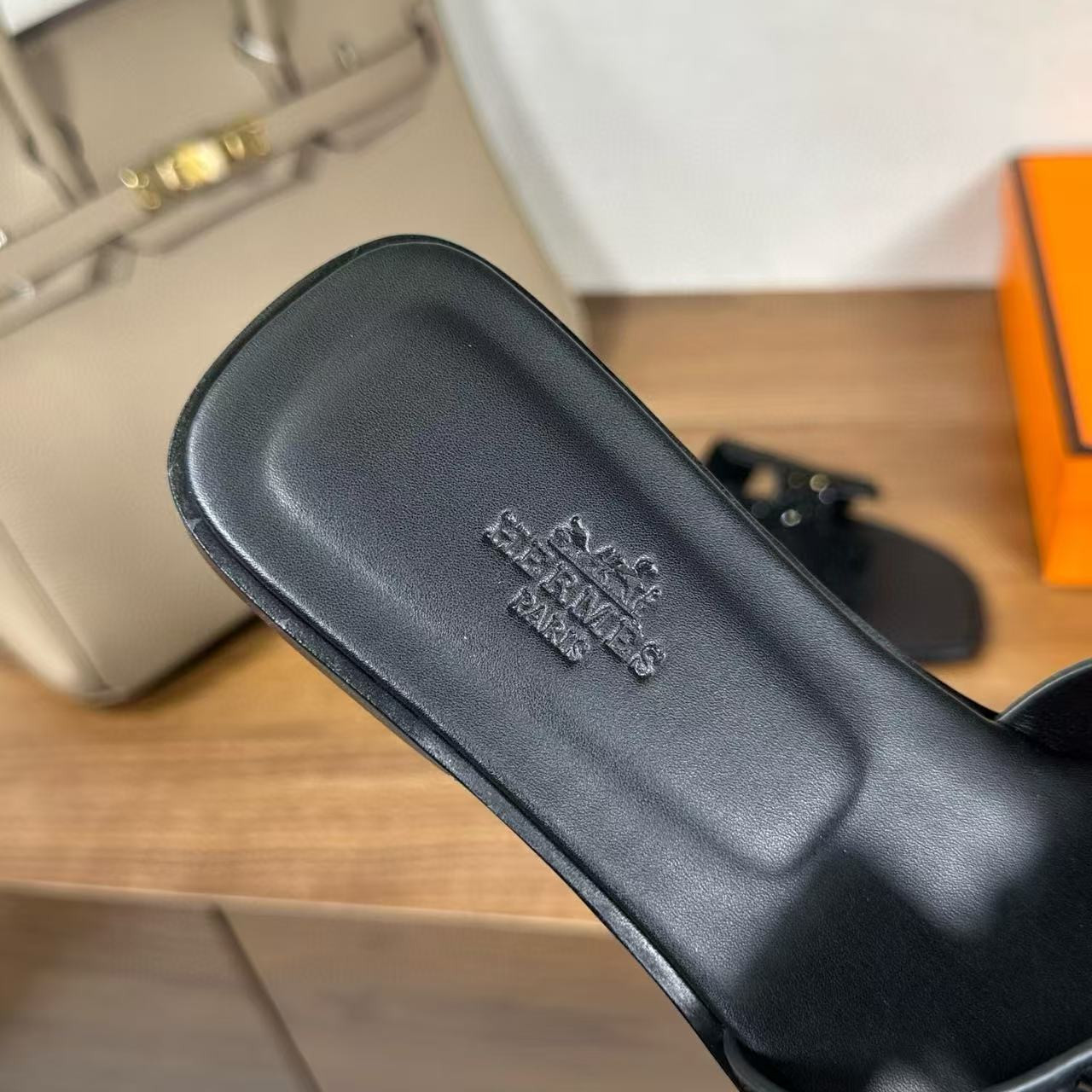 ua H**me5 oran sandal