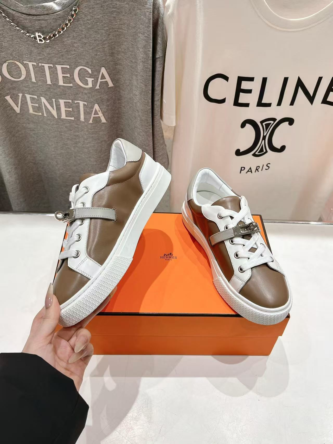 ua H**mes day sneaker
