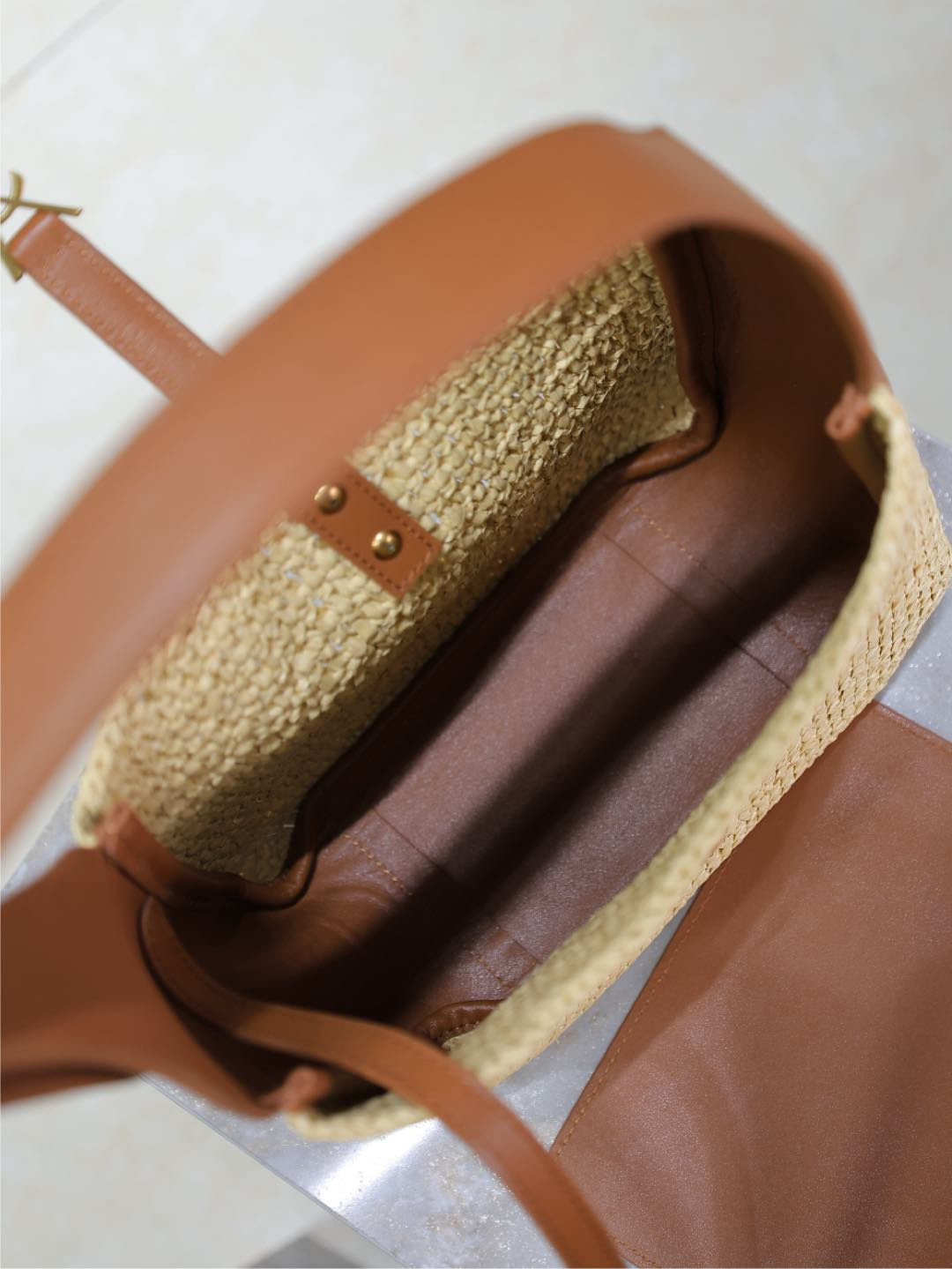y*l le 5 À 7 S*pple small in raffia and leather 22 x  22 x 7-9 cm