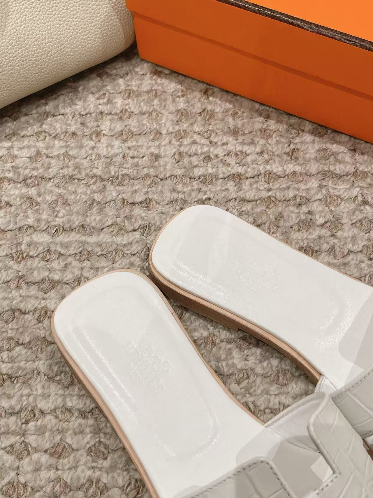 ua H**me5 oran sandal