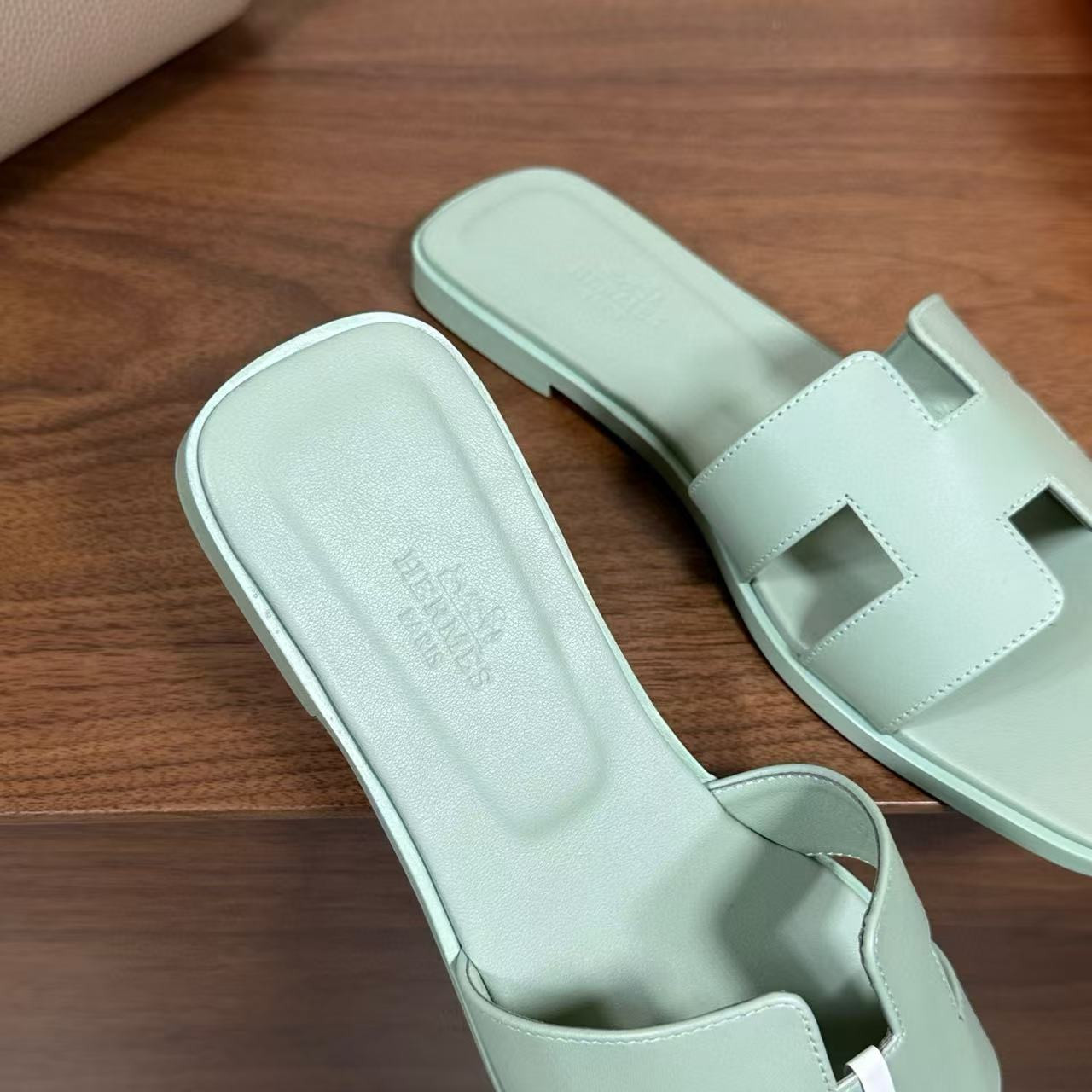 ua H**me5 oran sandal