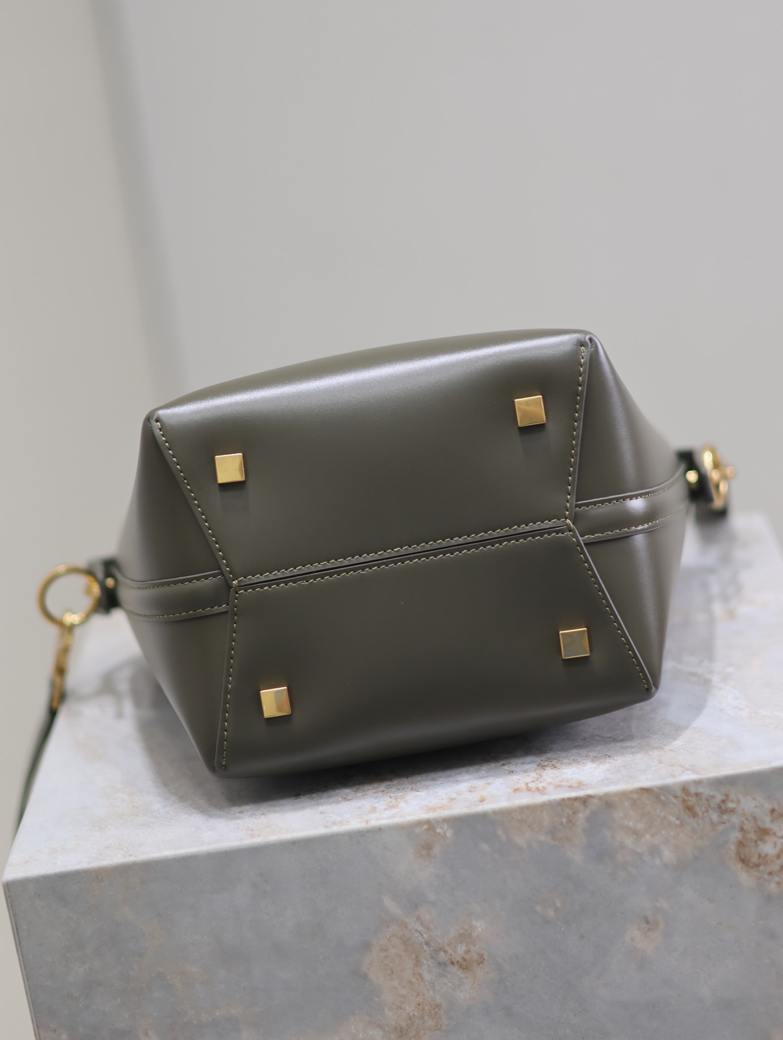Y*L le 37 in shiny leather 17x20x13cm