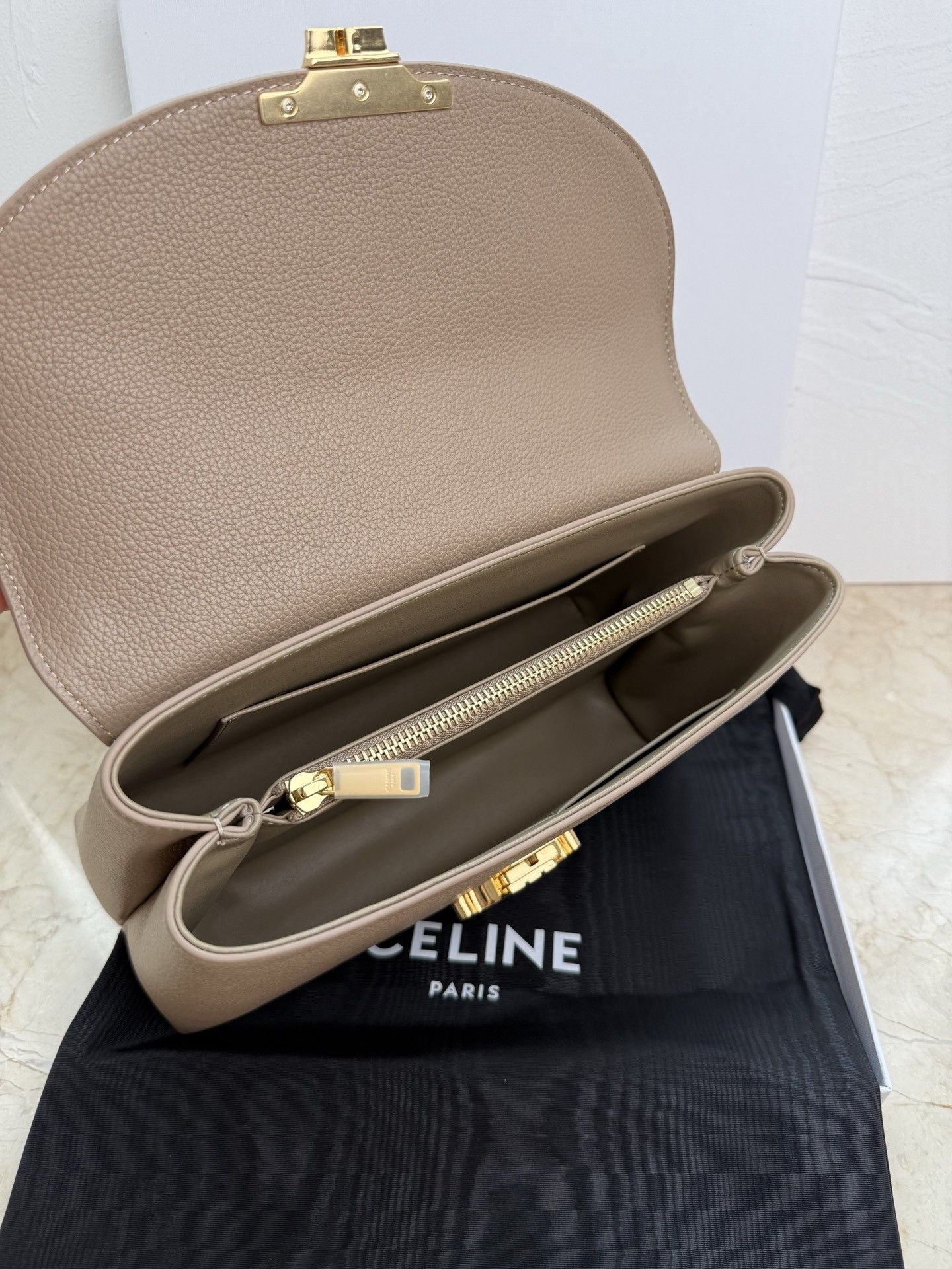 ce**e medium nino bag in S*pple graind calfskin 25x17.5x10cm