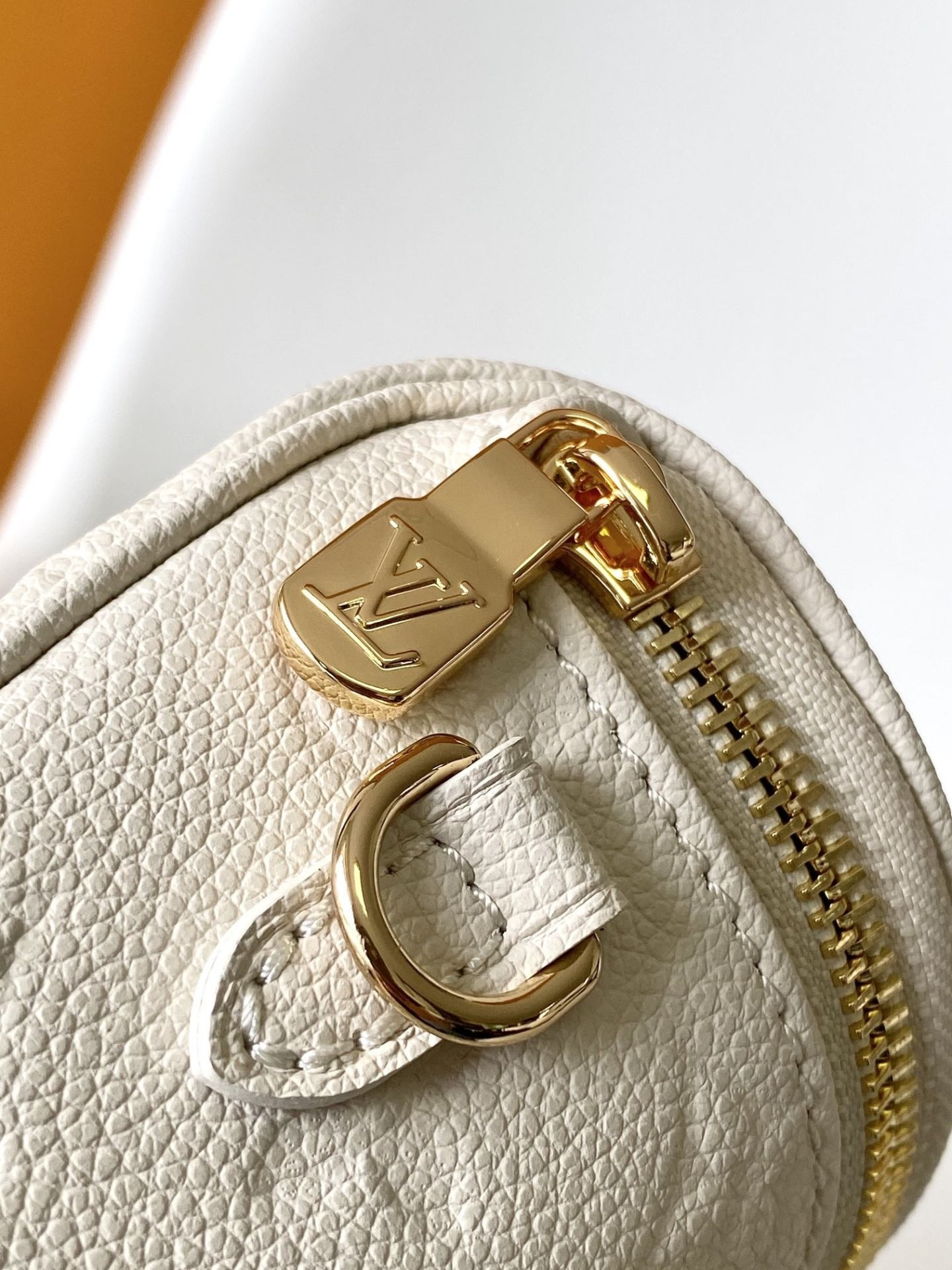 LV Mini Bumbag M83275 17x12x9.5cm