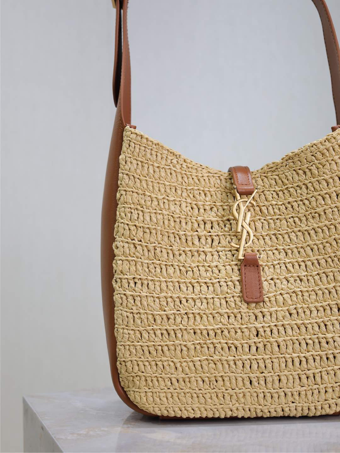 y*l le 5 À 7 S*pple small in raffia and leather 22 x  22 x 7-9 cm