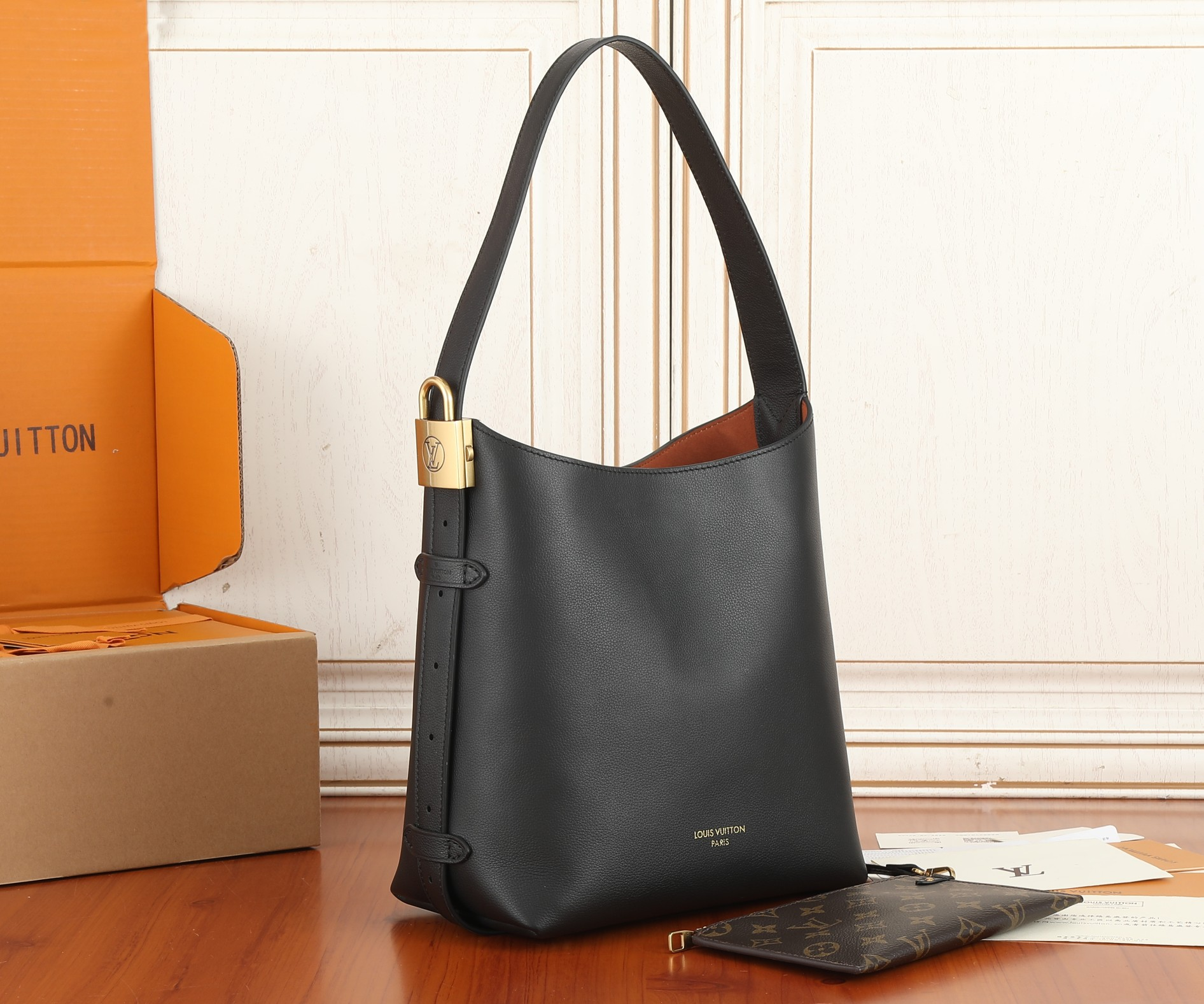 LV  small low key hobo M25352 24x28x16cm