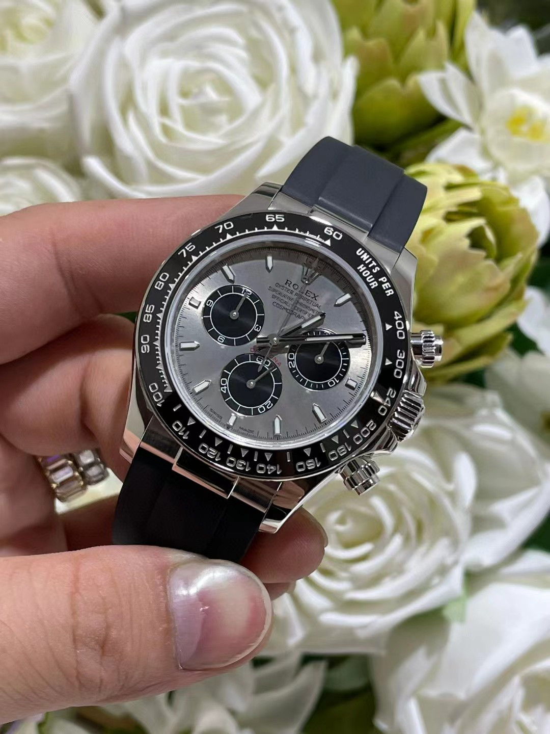 R*l*x watch