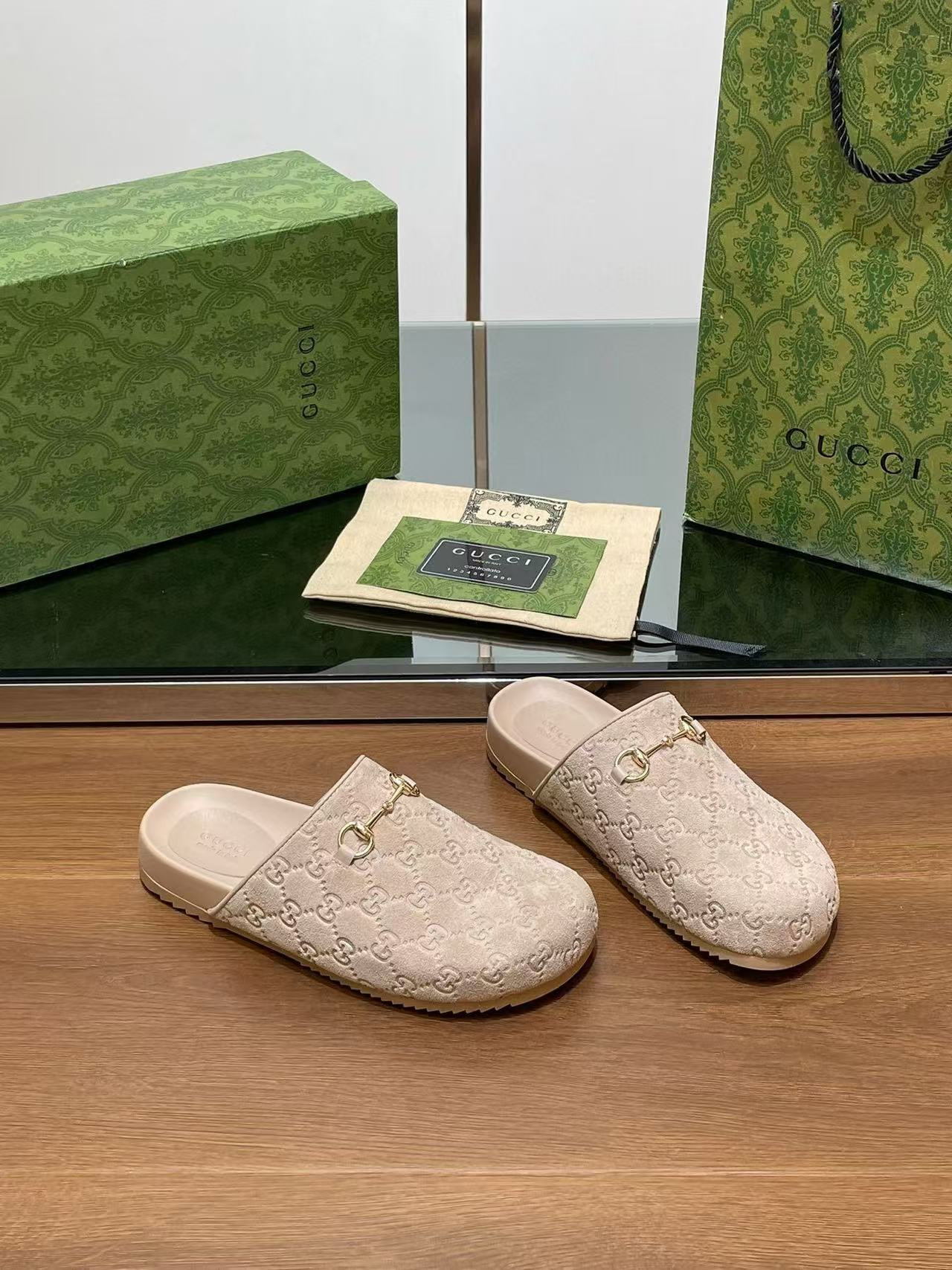 ua G*u*i slipper