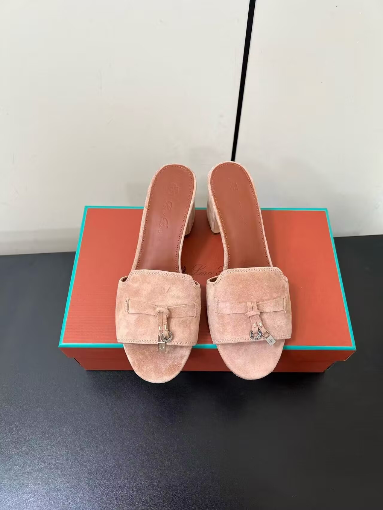ua L**o p*ana summer charms sandal