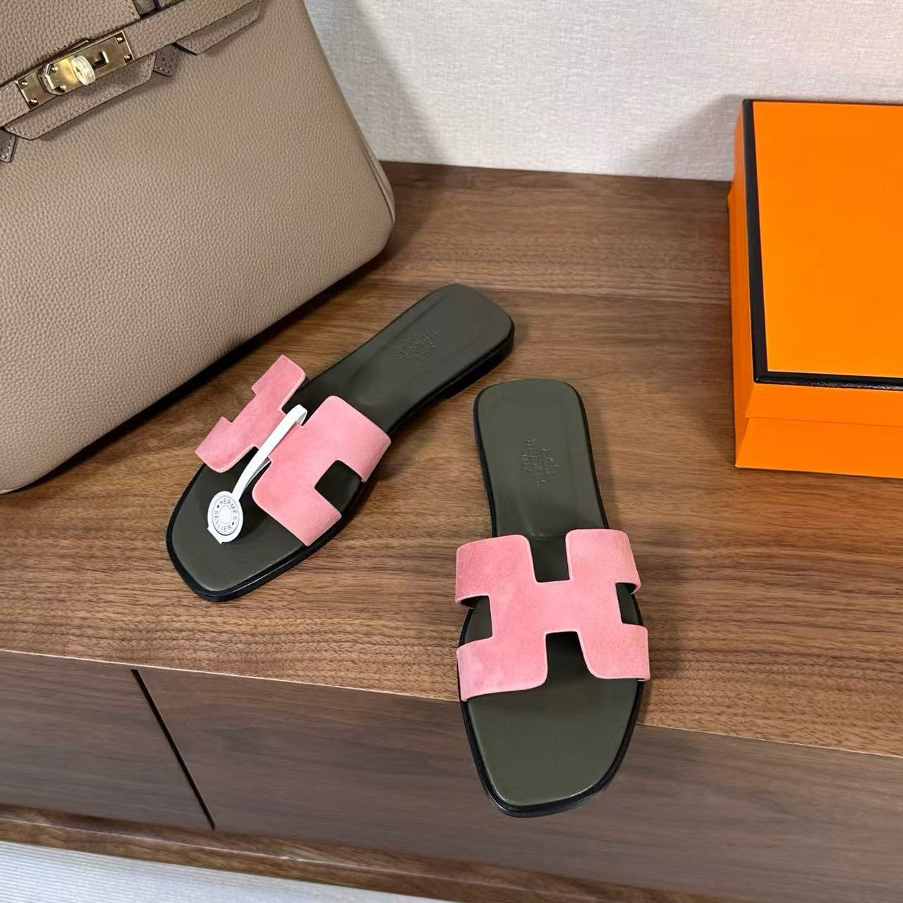 ua H**me5 oran sandal