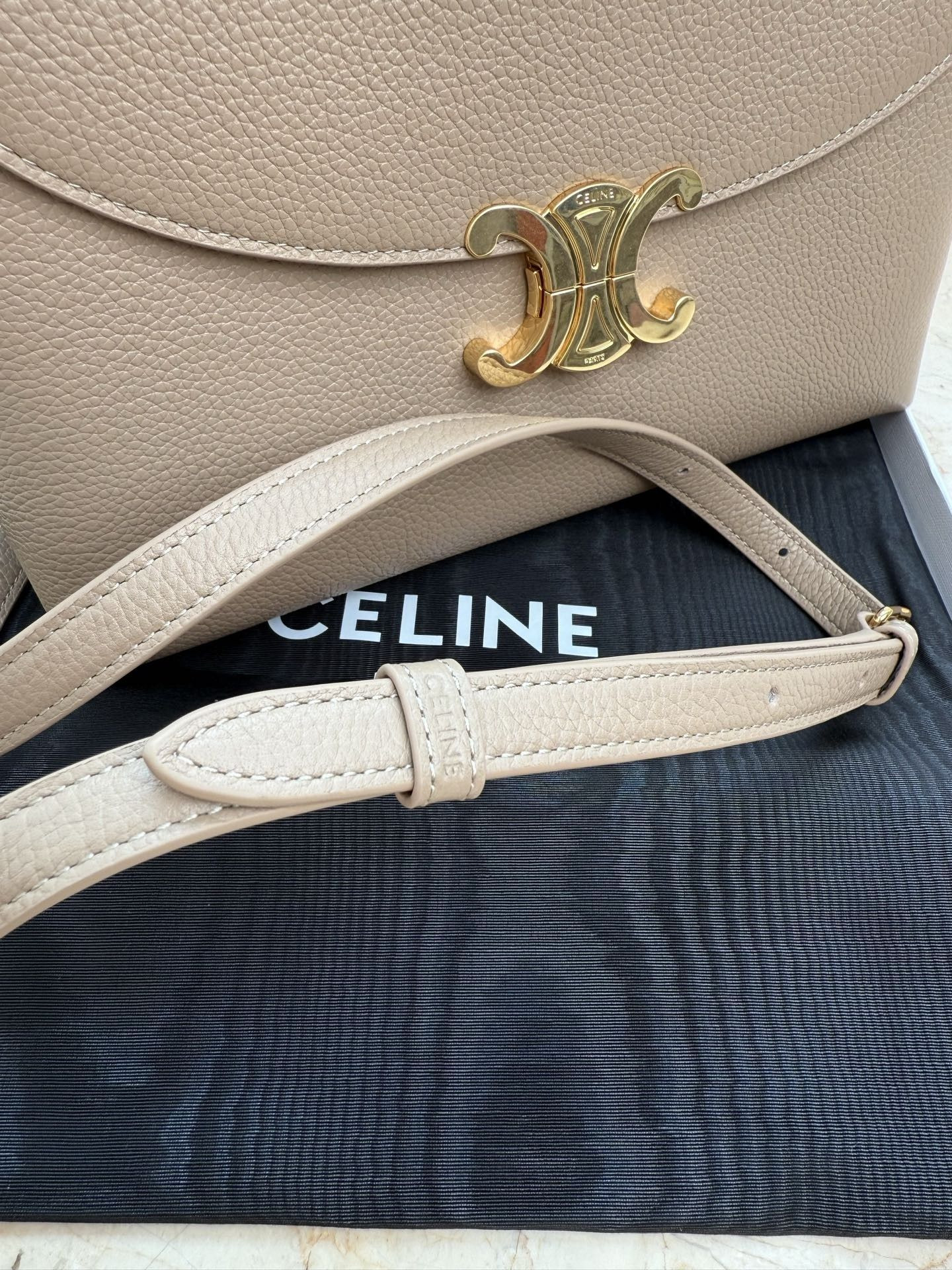 ce**e medium nino bag in S*pple graind calfskin 25x17.5x10cm